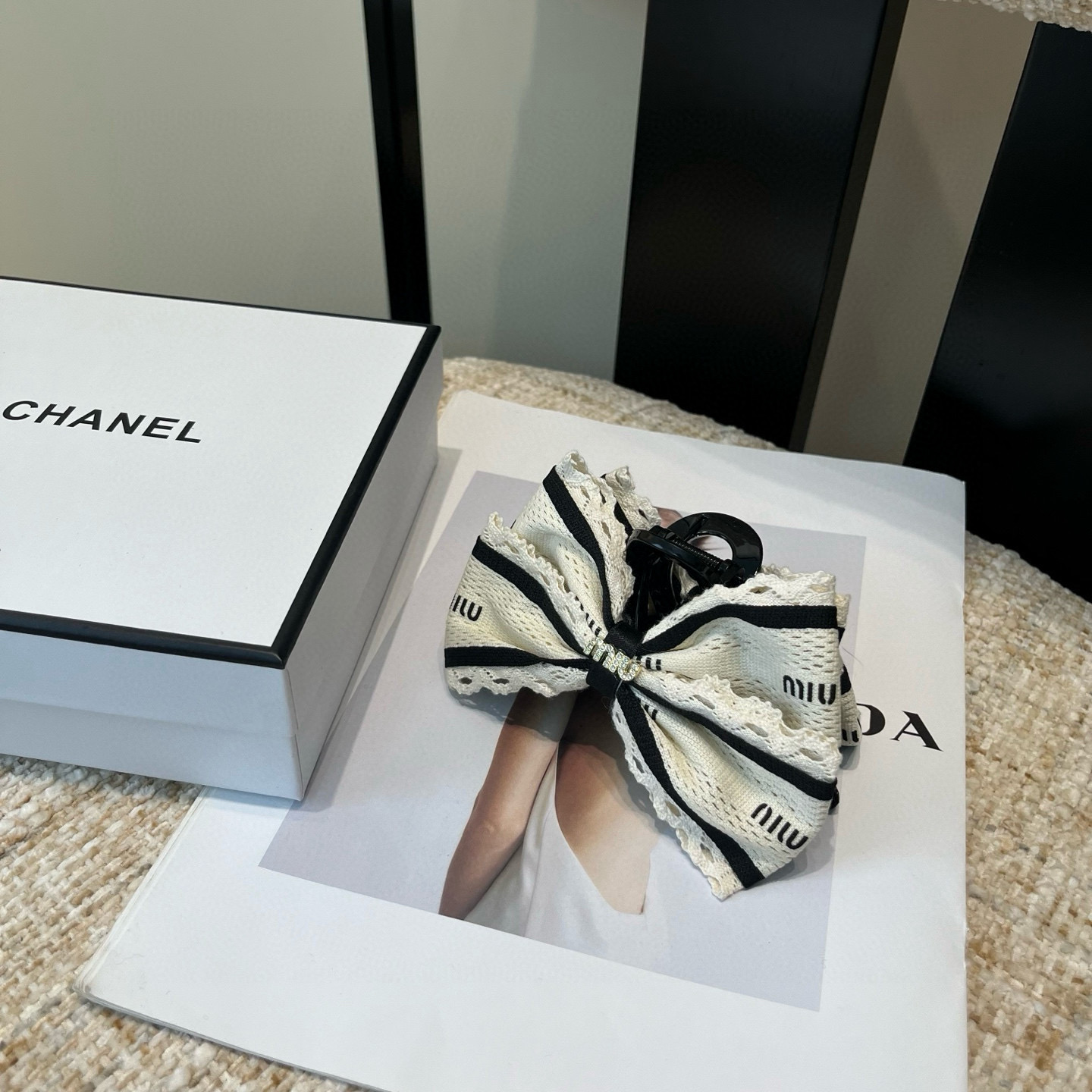 🎁配包装盒miumiu新款抓夹，秋冬新品！时尚潮流．简单优雅，实用百搭，值得入手！