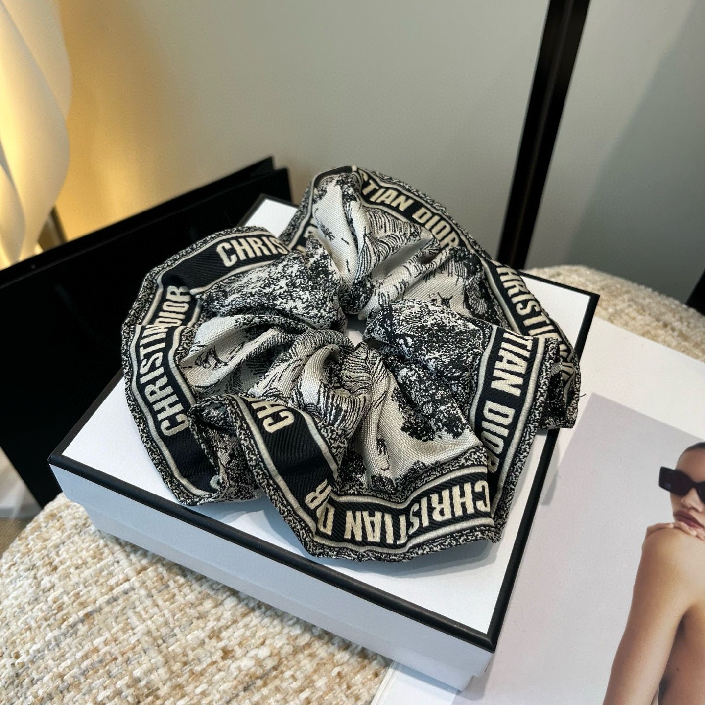 🎁配包装盒Dior（迪奥）新款CD大发圈，简单实用 时尚潮流！超级好看！小仙女必备…