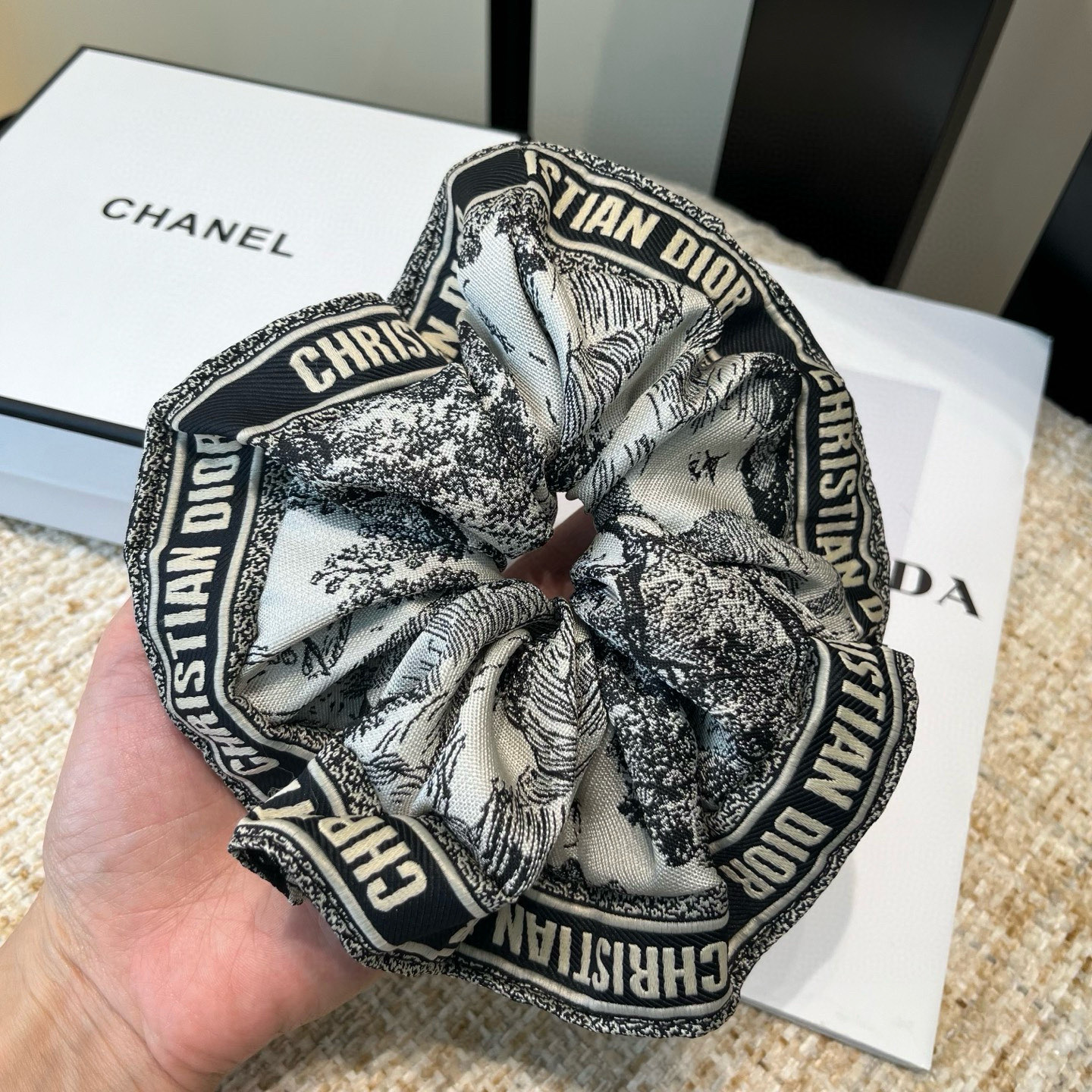 🎁配包装盒Dior（迪奥）新款CD大发圈，简单实用 时尚潮流！超级好看！小仙女必备…