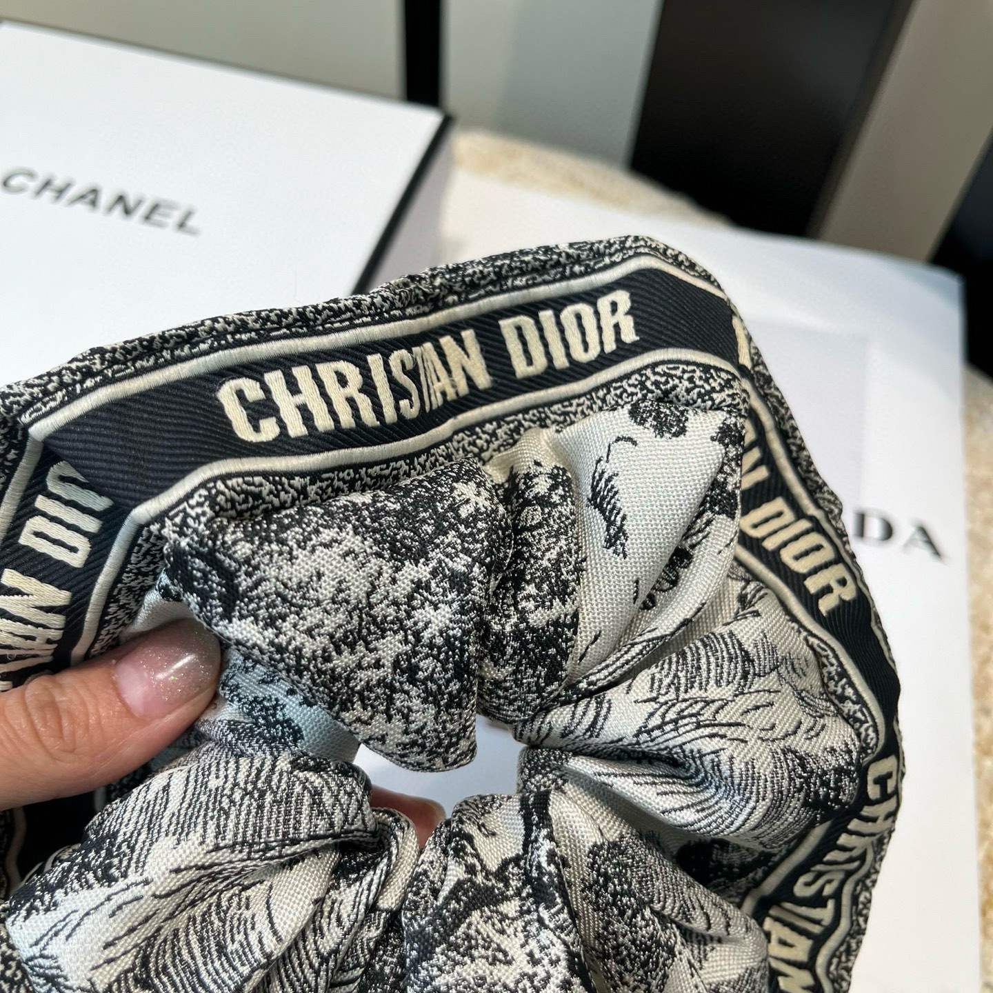 🎁配包装盒Dior（迪奥）新款CD大发圈，简单实用 时尚潮流！超级好看！小仙女必备…