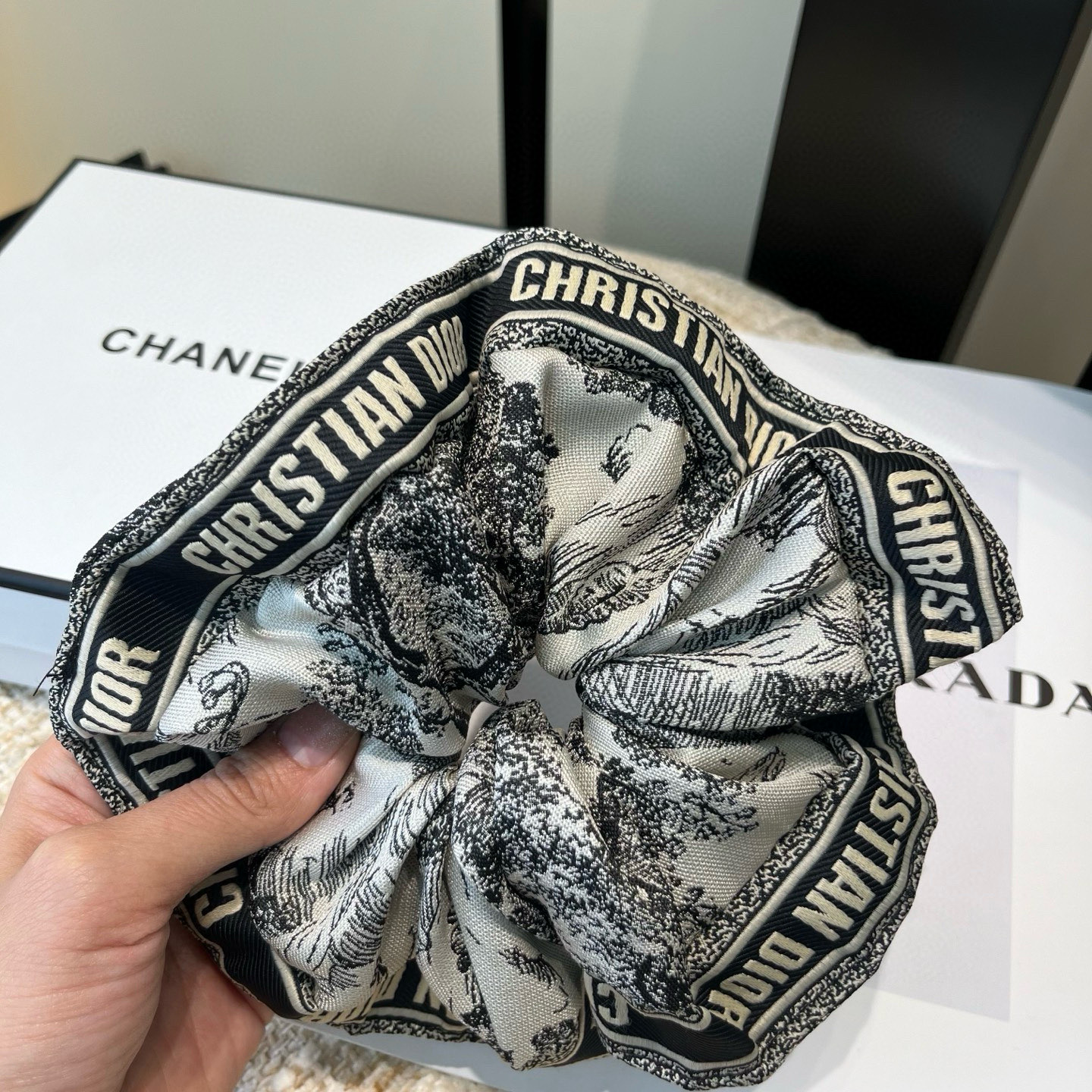 🎁配包装盒Dior（迪奥）新款CD大发圈，简单实用 时尚潮流！超级好看！小仙女必备…