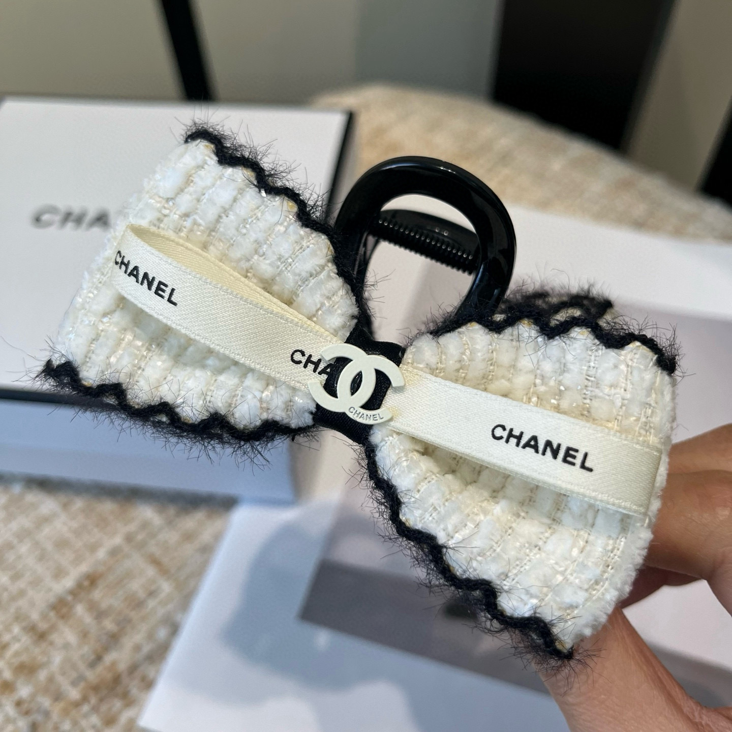 🎁配包装盒Chanel (香奈儿)最新款小香抓夹，超级好看！名媛范儿十足，小仙女必备…