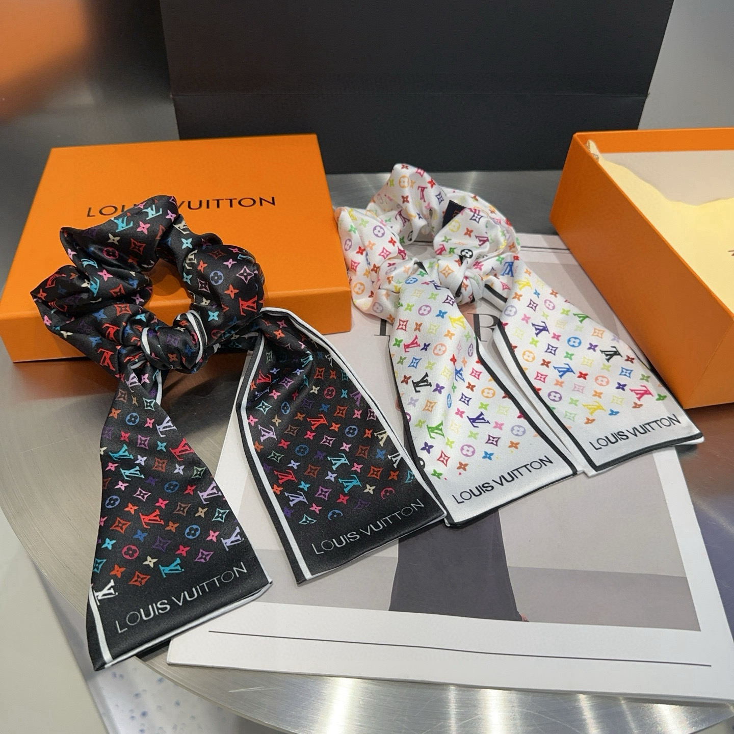 NO:769767,P Comes with a packaging box. Louis Vuitton's new hair tie, classic LV logo, simple and elegant, especially eye-catching!  Super popular small items hairpins, hairpins, louis vuitton, louis vuitton, louis vuitton, louis vuitton, louis vuitton, hairpins19860909P 配包装盒 Louis Vuitton (路易威登)驴家新品发圈,经典LV标志,简单大气,特别吸睛！超火爆小单品发夹,发夹,louis vuitton,louis vuitton,louis vuitton,louis vuitton,louis vuitton,hairpins,accessory
