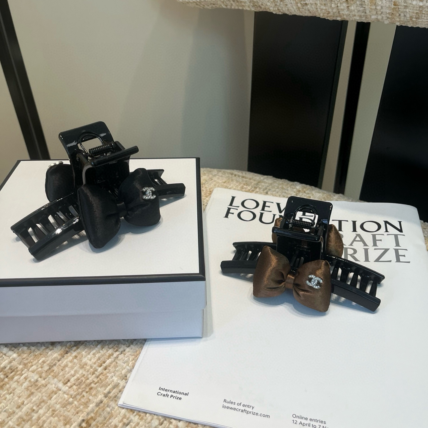 NO:769777,P Comes with a packaging box. Chanel’s latest small fragrance grabber, super pretty!  Full of celebrity style, a must-have for little fairies...hairpins, hairpins, chanel, chanel, hairpins19860909P 配包装盒 Chanel (香奈儿)最新款小香爆款抓夹,超级好看！名媛范儿十足,小仙女必备…发夹,发夹,chanel,chanel,hairpins,accessory