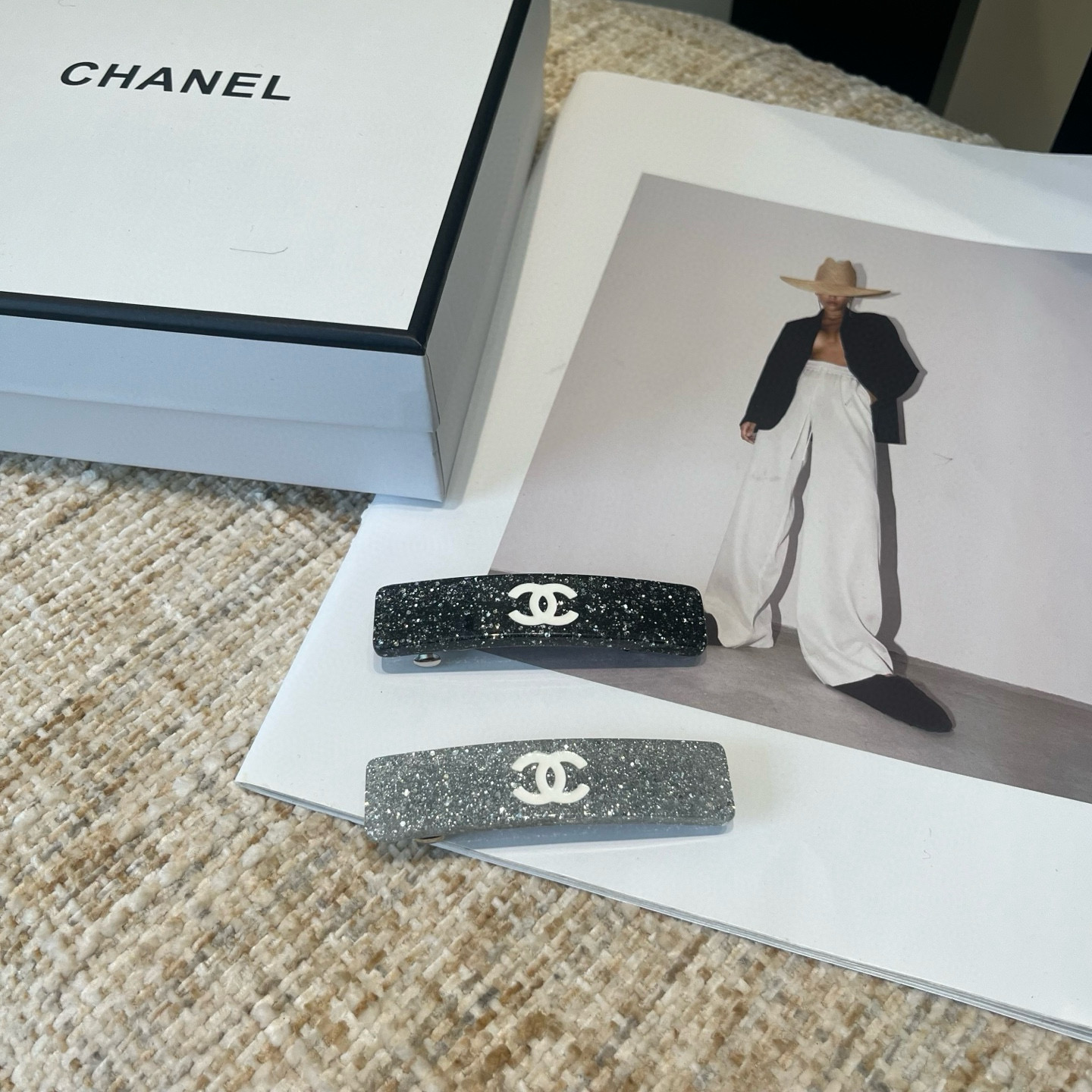 NO:769782,P Comes with packaging box (single) Chanel (Chanel) latest small fragrant edge clip bangs clip, simple and practical, fashionable and trendy!  Must-have hairpins for young ladies, hair clips, chanel, chanel, hairpins19860909P 配包装盒（单个） Chanel (香奈儿)最新小香边夹刘海夹,简单实用,时尚潮流！小姐姐必备单品发夹,发夹,chanel,chanel,hairpins,accessory