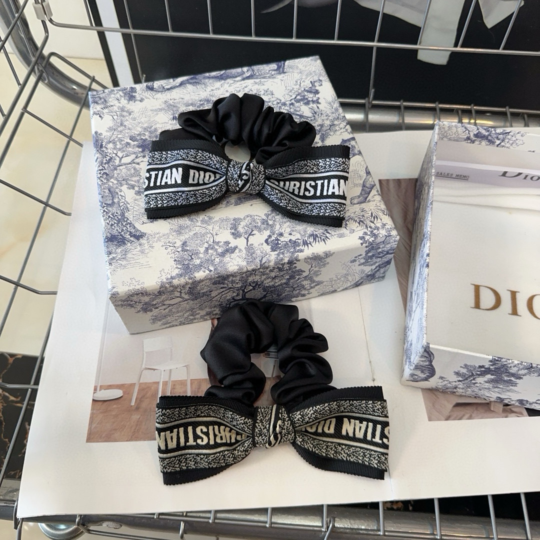 NO:769798,Comes with packaging box Dior D's new style hair tie, fashionable and versatile!  Simple and practical, a must-have hairpin for young ladies, hairpins, dior, dior, dior, hairpins19860909配包装盒 Dior（迪奥）D家新款发圈,时尚百搭！简单实用 小姐姐必备发夹,发夹,dior,dior,dior,hairpins,accessory