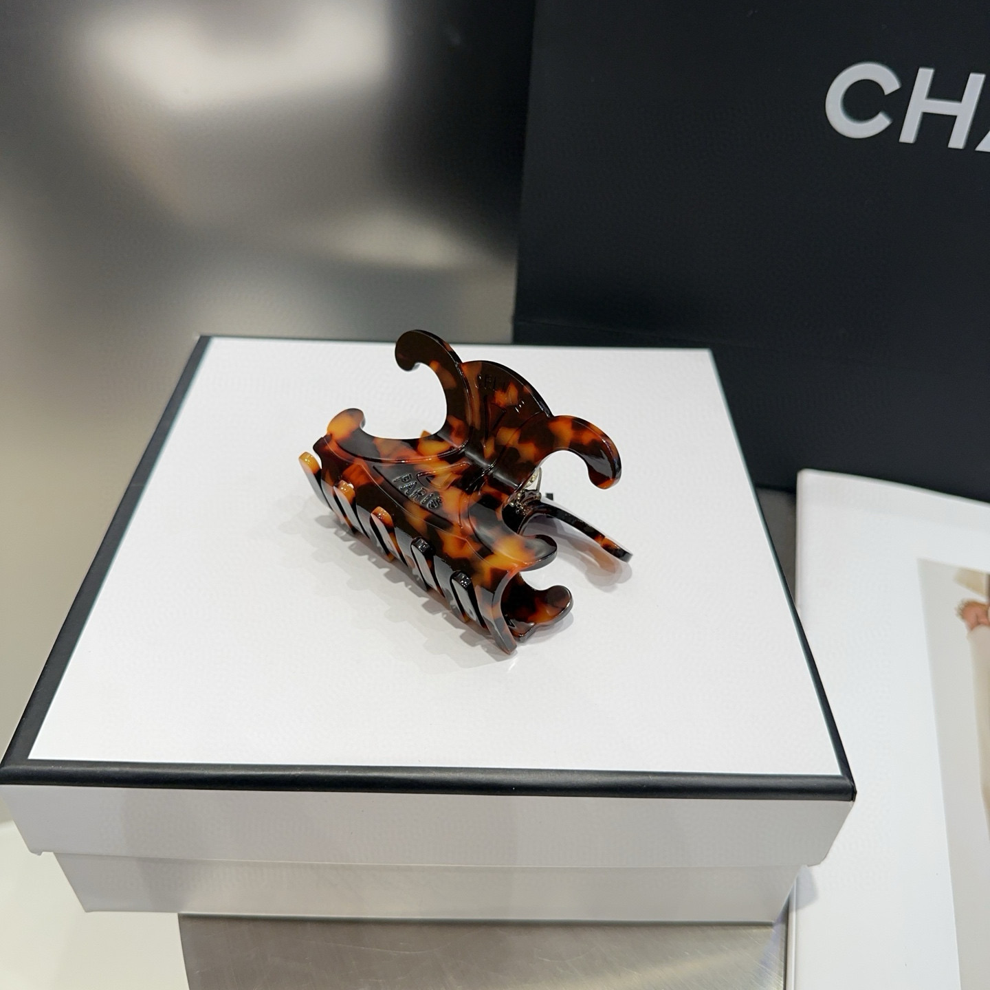 NO:769802,P with packaging box CELINE (Celine) Arc de Triomphe popular grab clip, fashion trend, sweet and cool goddess must-have item hair clip, hair clip, celine, celine, hairpins19860909P 配包装盒 CELINE（赛琳）凯旋门爆款抓夹,时尚潮流,甜酷女神必备单品发夹,发夹,celine,celine,hairpins,accessory