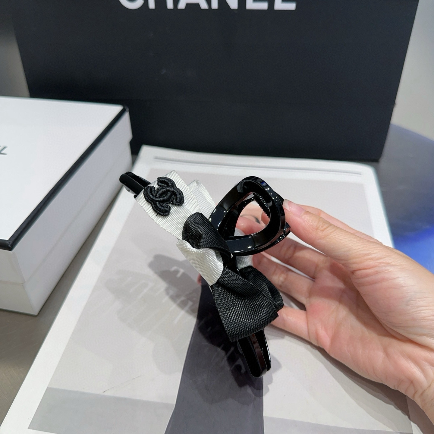 NO:769805,P Comes with a packaging box. Chanel's latest small fragrance gripper, simple and practical, fashionable and trendy!  Must-have hairpins for young ladies, hair clips, chanel, chanel, hairpins19860909P 配包装盒 Chanel (香奈儿)最新小香抓夹,简单实用,时尚潮流！小姐姐必备单品发夹,发夹,chanel,chanel,hairpins,accessory