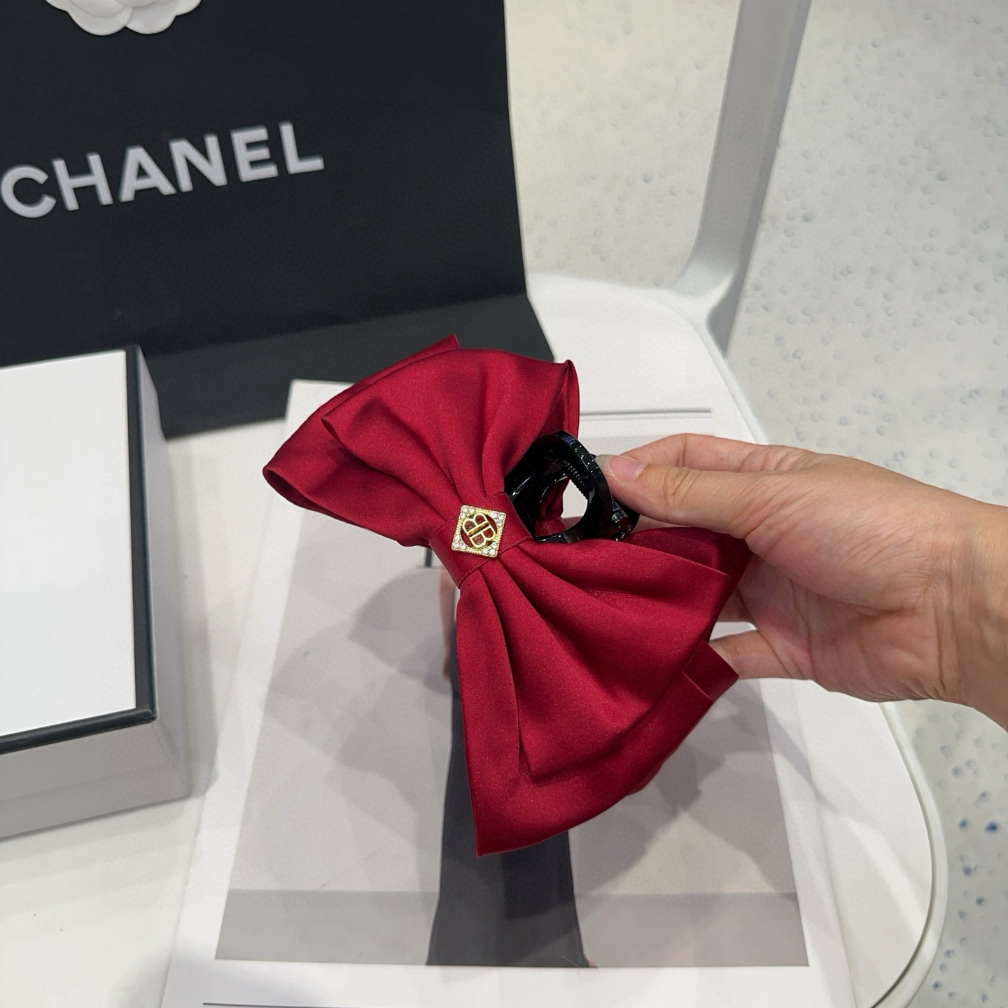 NO:769811,P Comes with a packaging box. Balenciaga's large gripping clip, a hot favorite among Internet celebrities, is simple and very practical!  A must-have for everyone ~ hairpins, hairpins, balenciaga, balenciaga, hairpins19860909P 配包装盒 Balenciaga（巴黎世家）大抓夹,网红爆款,简简单单非常实用！人手必备超好搭～发夹,发夹,balenciaga,balenciaga,hairpins,accessory