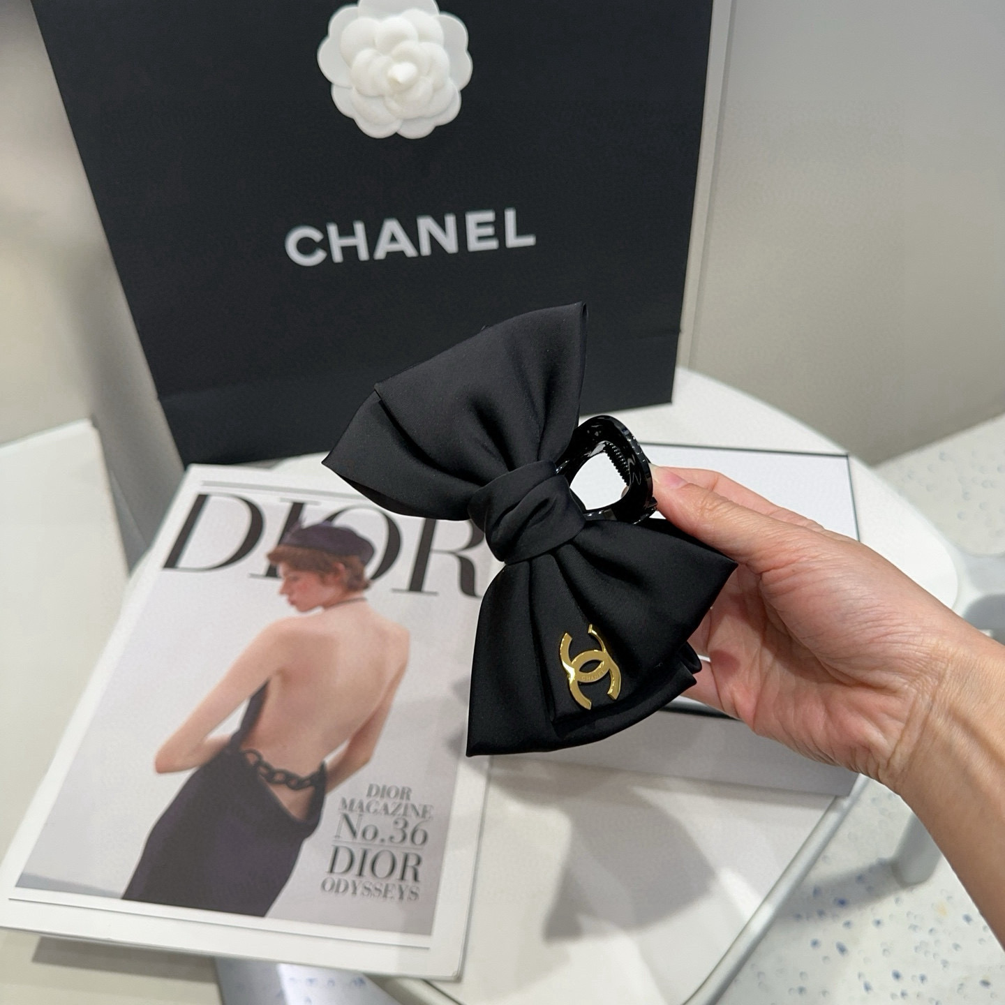 NO:769816,P Comes with a packaging box. Chanel's latest small fragrance grabber, great quality!  Full of celebrity style, a must-have for little fairies...hairpins, hairpins, chanel, chanel, hairpins19860909P 配包装盒 Chanel (香奈儿)最新款小香爆款抓夹,质量超赞！名媛范儿十足,小仙女必备…发夹,发夹,chanel,chanel,hairpins,accessory