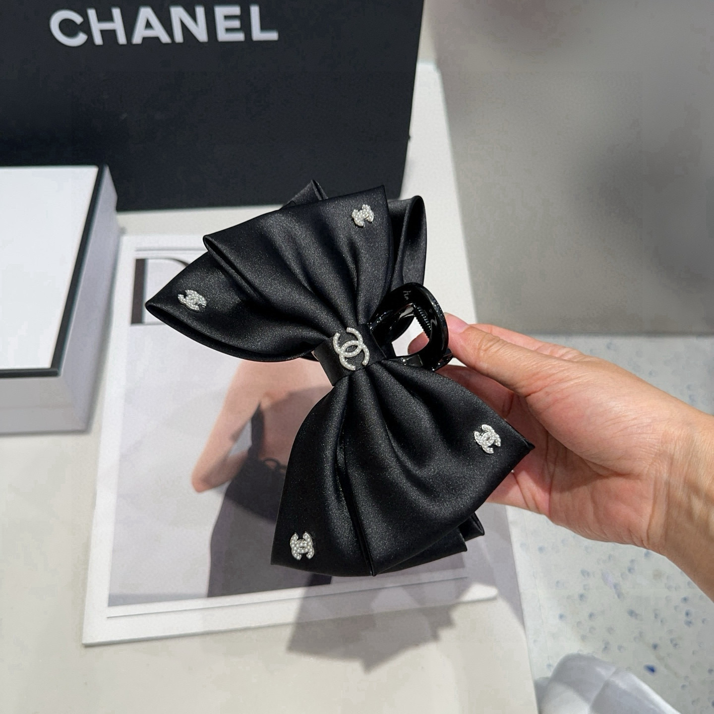 NO:769821,P Comes with a packaging box. Chanel's latest small fragrance, large gripping clip, super beautiful!  Full of celebrity style, a must-have for little fairies...hairpins, hairpins, chanel, chanel, hairpins19860909P 配包装盒 Chanel (香奈儿)最新款小香大抓夹,超级好看！名媛范儿十足,小仙女必备…发夹,发夹,chanel,chanel,hairpins,accessory