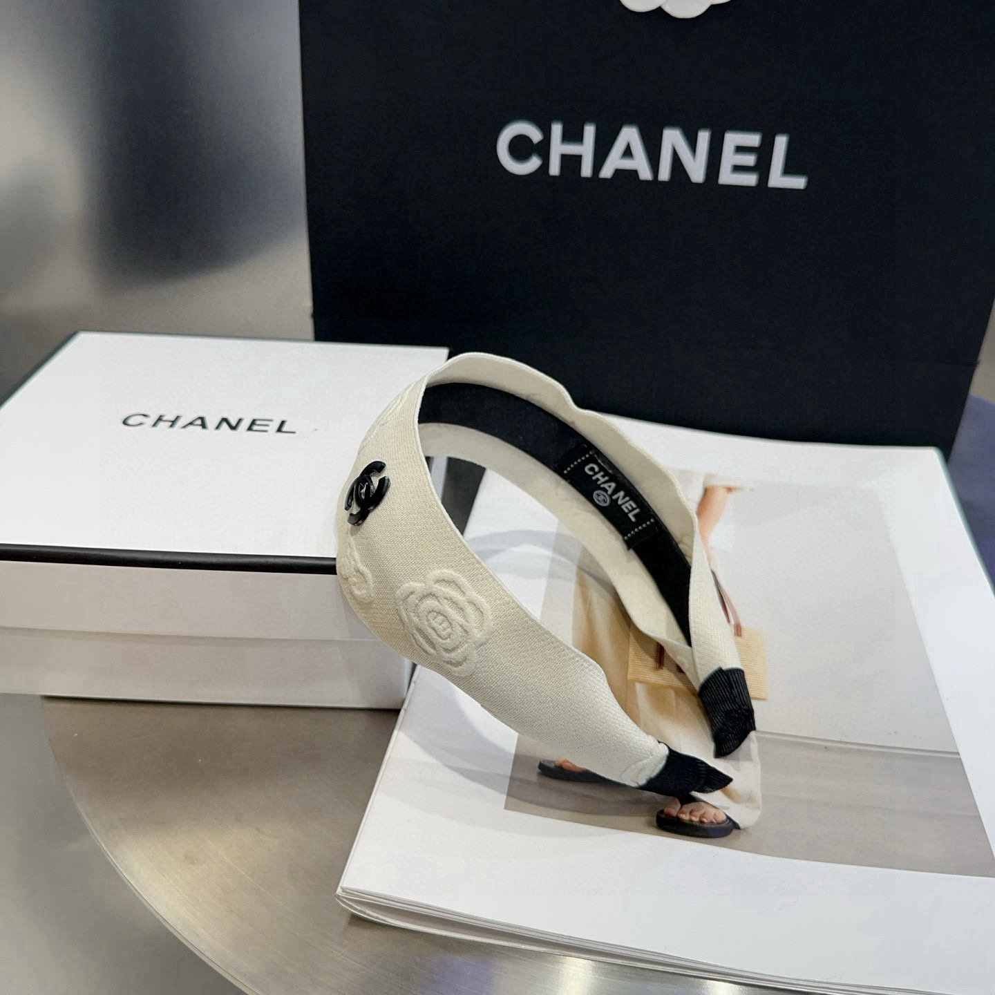 NO:769799,P Comes with a packaging box. Chanel’s latest small fragrant camellia embossed headband, super pretty!  Full of celebrity style, a must-have for little fairies...hairpins, hairpins, chanel, chanel, hairpins19860909P 配包装盒 Chanel (香奈儿)最新款小香山茶花压纹发箍,超级好看！名媛范儿十足,小仙女必备…发夹,发夹,chanel,chanel,hairpins,accessory