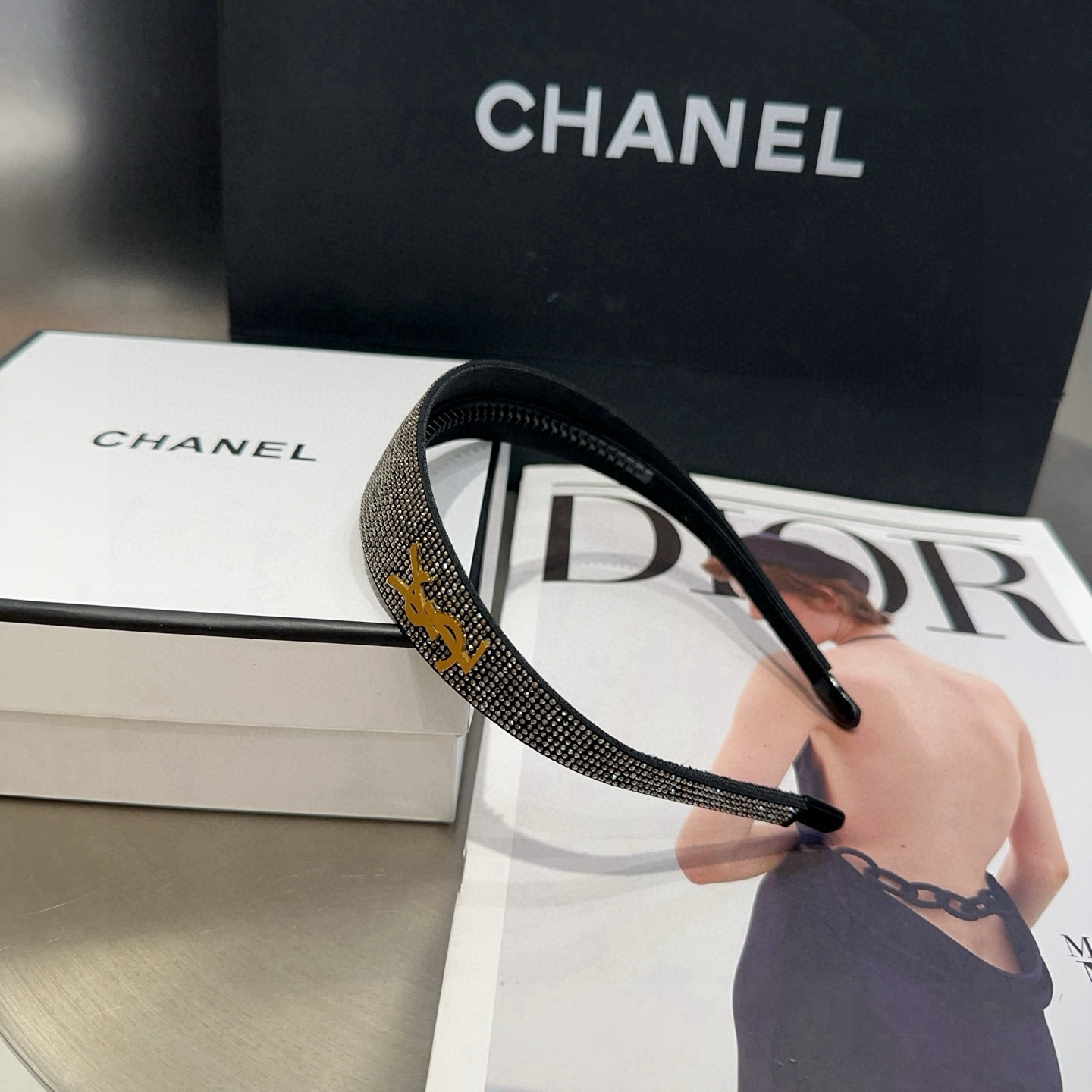 NO:769803,P Comes with packaging box YSL (Yves Saint Laurent) new diamond-filled headband, with beautiful retro temperament, fashionable and versatile, a must-have for sweet and cool girls... hairpins, hairpins, saint laurent, saint laurent, hairpins19860909P 配包装盒 YSL（圣罗兰）新款满钻发箍,复古气质美,时尚百搭,甜酷小姐姐必备…发夹,发夹,saint laurent,saint laurent,hairpins,accessory