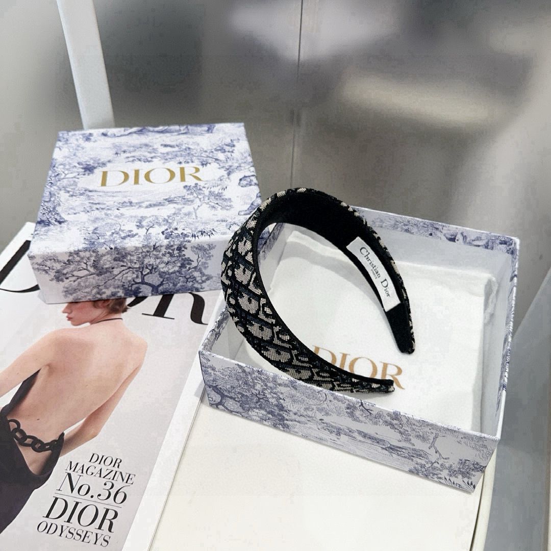 NO:769812,P Comes with packaging box Dior's new CD classic letter headband, simple, practical and fashionable.  Very nice!  A must-have for little fairies...hairpins, hair clips, dior, dior, hairpins19860909P 配包装盒 Dior（迪奥）新款CD经典字母发箍,简单实用 时尚潮流．非常好看！小仙女必备…发夹,发夹,dior,dior,hairpins,accessory