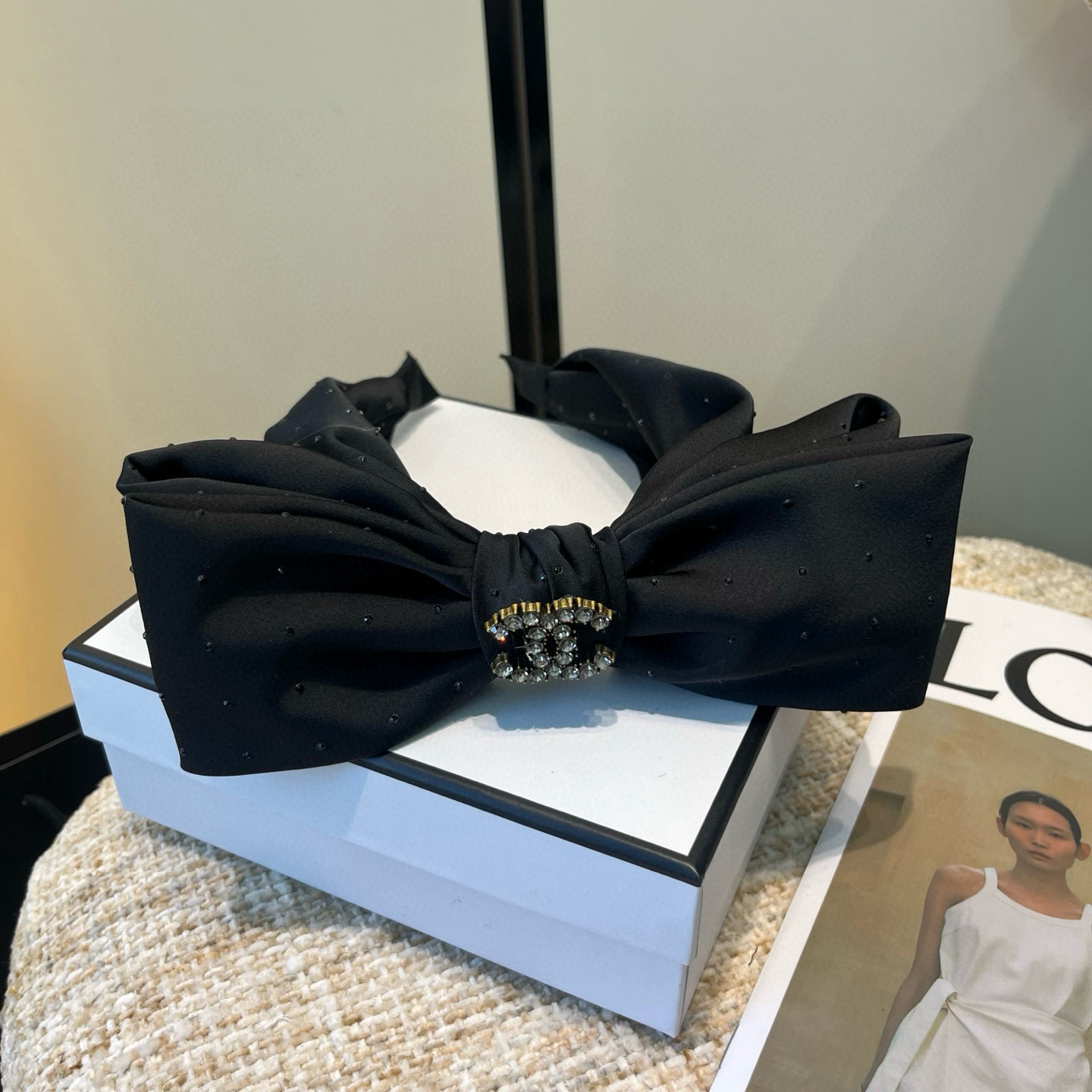 NO:769702,P Comes with a packaging box. Chanel’s latest small scented headband, super pretty!  Full of celebrity style, a must-have for little fairies...hairpins, hairpins, chanel, chanel, hairpins19860909P 配包装盒 Chanel (香奈儿)最新款小香发箍,超级好看！名媛范儿十足,小仙女必备…发夹,发夹,chanel,chanel,hairpins,accessory