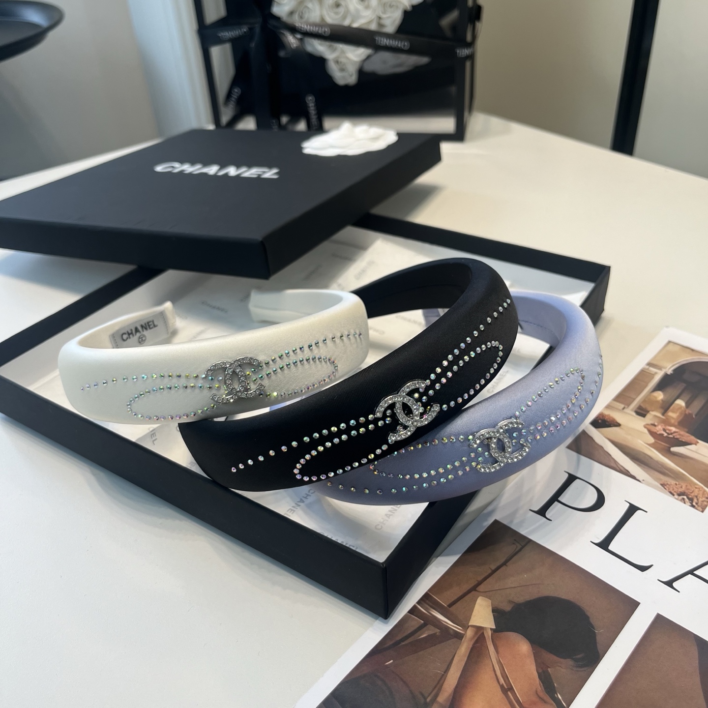 NO:769721,P Comes with a packaging box. Chanel’s latest small scented headband, super pretty!  Full of celebrity style, a must-have for little fairies...hairpins, hairpins, chanel, chanel, hairpins19860909P 配包装盒 Chanel (香奈儿)最新款小香发箍,超级好看！名媛范儿十足,小仙女必备…发夹,发夹,chanel,chanel,hairpins,accessory