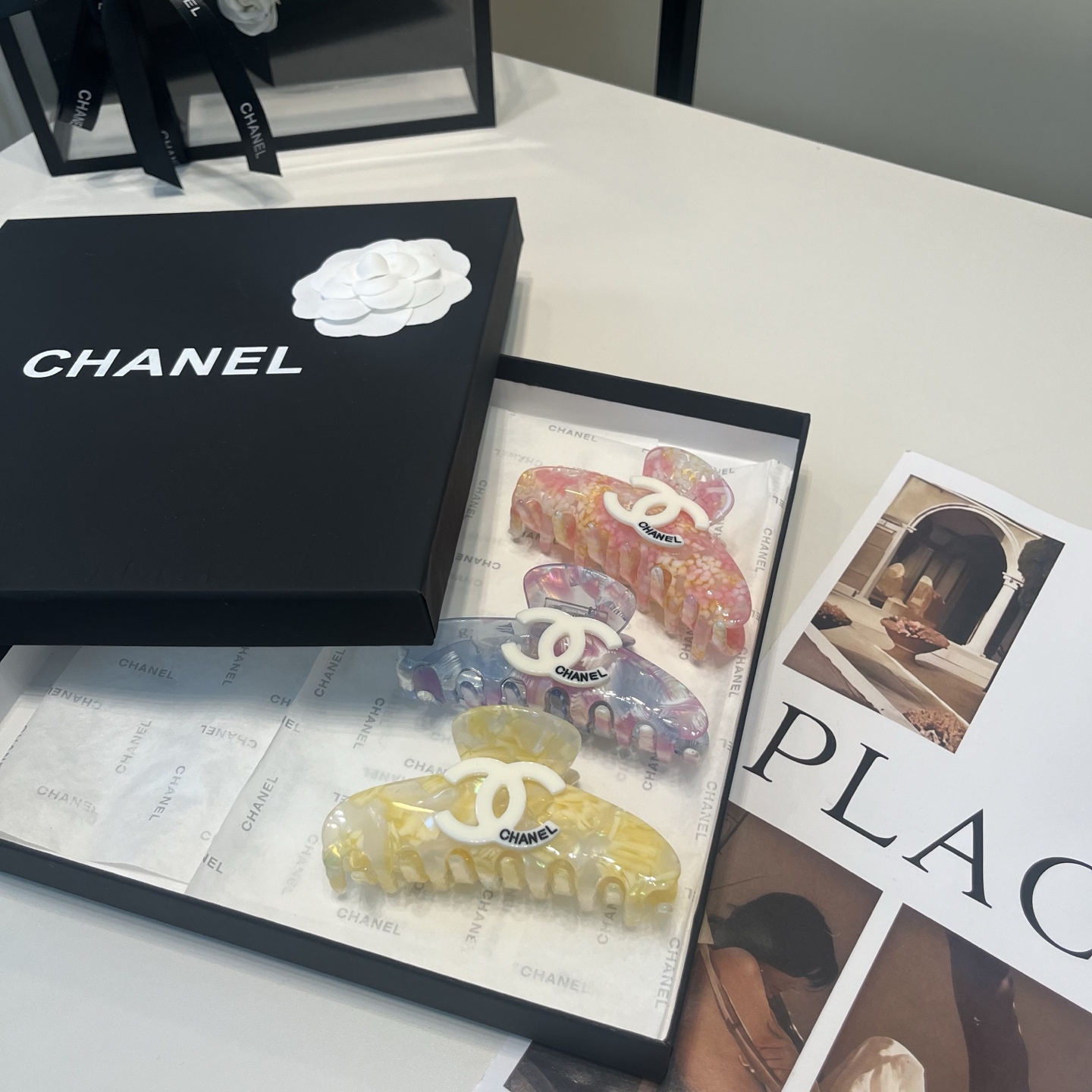 NO:769827,P Comes with a packaging box. Chanel’s latest small fragrance gripper, super pretty!  Full of celebrity style, a must-have for little fairies...hairpins, hairpins, chanel, chanel, hairpins19860909P 配包装盒 Chanel (香奈儿)最新款小香抓夹,超级好看！名媛范儿十足,小仙女必备…发夹,发夹,chanel,chanel,hairpins,accessory