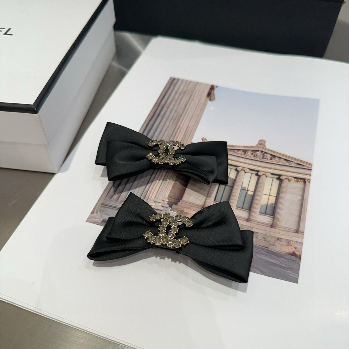 NO:769837,P Comes with packaging box (one pair) Chanel's latest small and popular bangs clip, a beautiful one!  The real thing looks better, a must-have for little fairies...hairpins, hairpins, chanel, chanel, hairpins19860909P 配包装盒（一对） Chanel (香奈儿)最新小香爆款刘海夹,绝美的一款！实物更好看 ,小仙女必备…发夹,发夹,chanel,chanel,hairpins,accessory