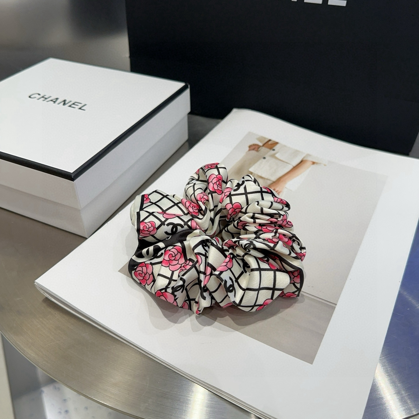 NO:769730,P with packaging box CHANEL (Chanel) latest small scented hair tie, fashionable and versatile. A must-have hairpin for little fairies, hairpins, chanel, chanel, hairpins19860909P 配包装盒 CHANEL（香奈儿）最新款小香发圈,时尚百搭.小仙女必备发夹,发夹,chanel,chanel,hairpins,accessory
