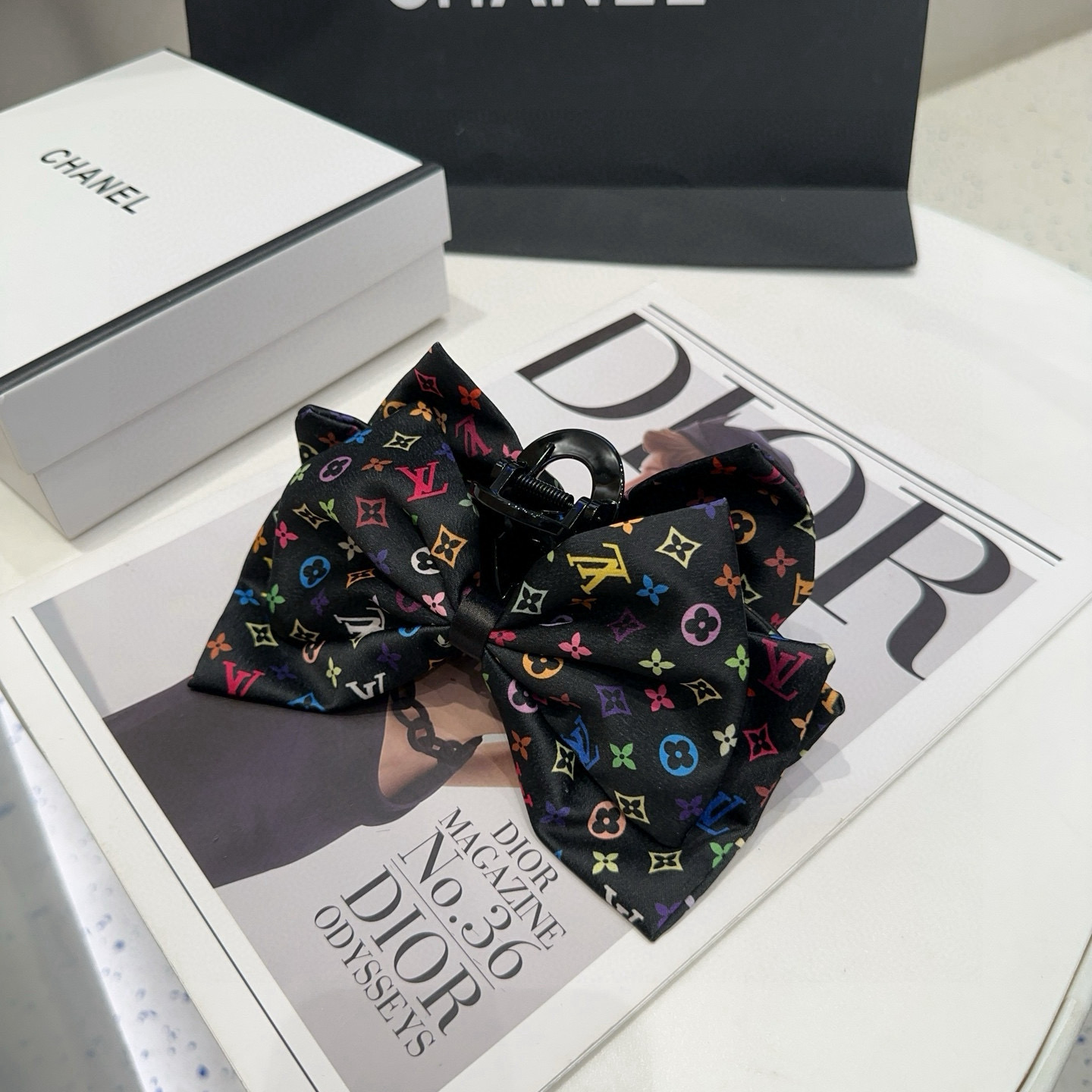 NO:769738,P with packaging box (single) Chanel (Chanel) latest small scented hair tie, full of celebrity style, a must-have hairpin for fashionistas, hairpins, chanel, chanel, hairpins19860909P 配包装盒（单个） Chanel (香奈儿)最新款小香发圈,名媛范儿十足,时尚潮人必备发夹,发夹,chanel,chanel,hairpins,accessory