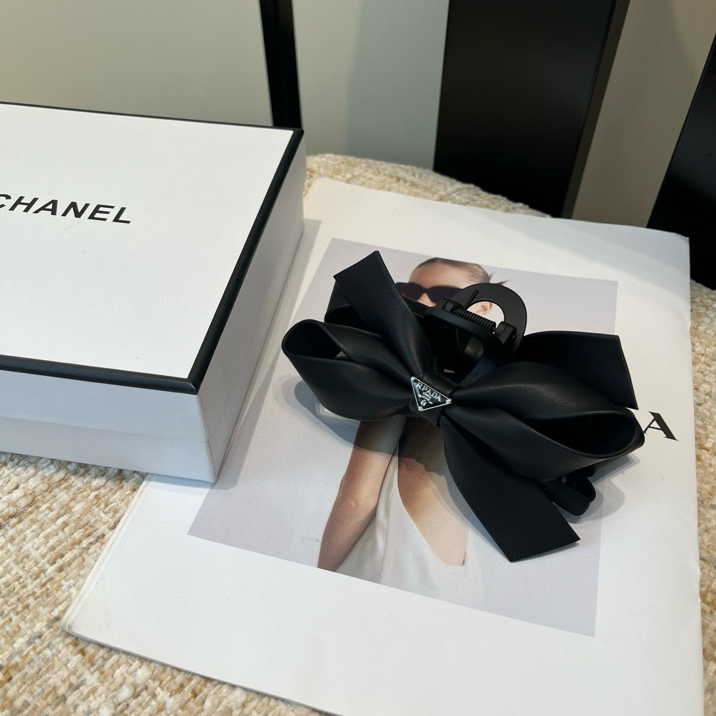 NO:769891,P Comes with a packaging box PRADA’s hot-selling gripper is here!  The elegant young lady is worth buying, very easy to match, elegant and tasteful hair clips, hair clips, prada, prada, hairpins19860909P 配包装盒 PRADA（普拉达）爆款抓夹来啦！ 优雅的小姐姐值得入手 非常好搭配 气质有品位发夹,发夹,prada,prada,hairpins,accessory