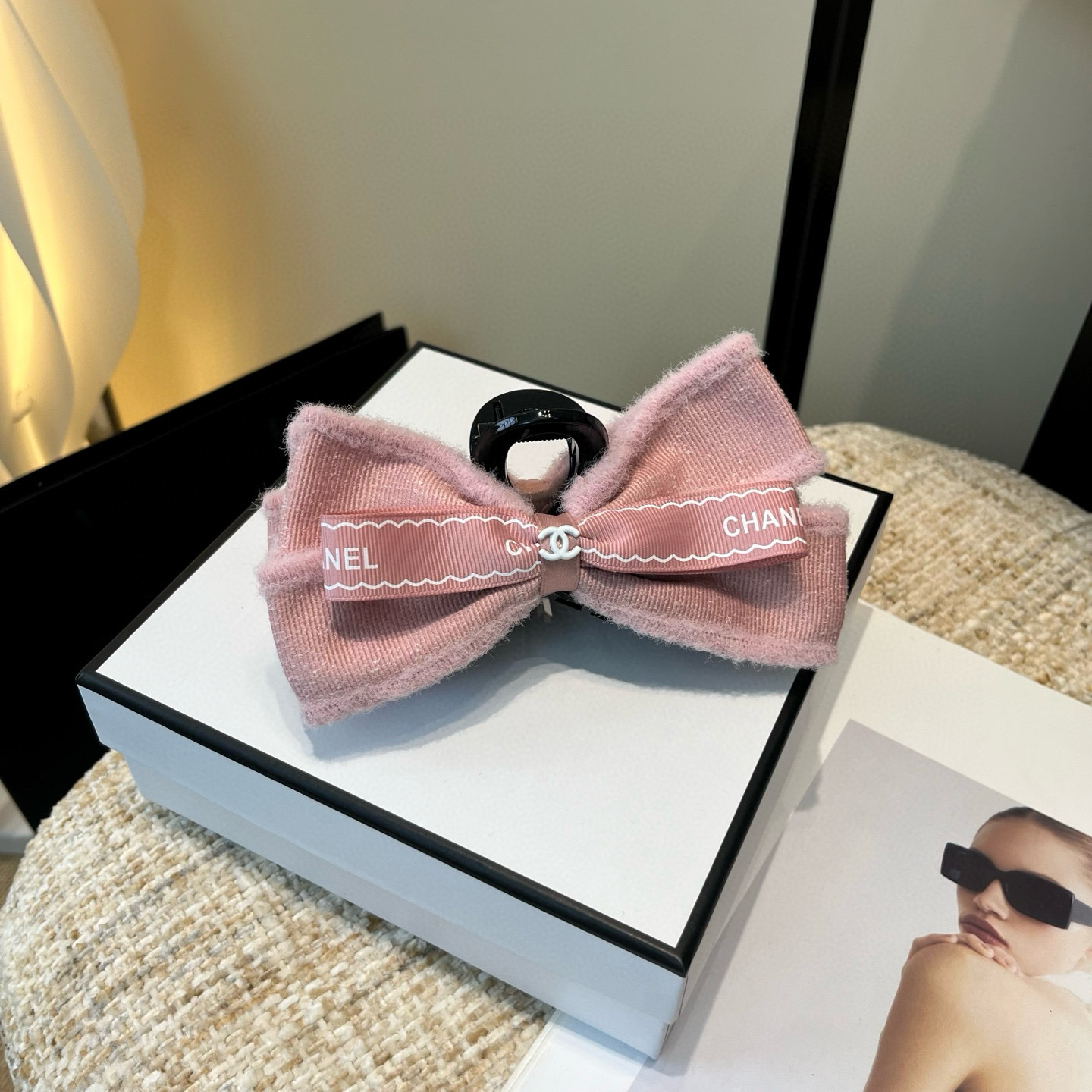 NO:769899,P Comes with a packaging box. Chanel’s latest small fragrance gripper, super pretty!  Full of celebrity style, a must-have for little fairies...hairpins, hairpins, chanel, chanel, hairpins19860909P 配包装盒 Chanel (香奈儿)最新款小香抓夹,超级好看！名媛范儿十足,小仙女必备…发夹,发夹,chanel,chanel,hairpins,accessory