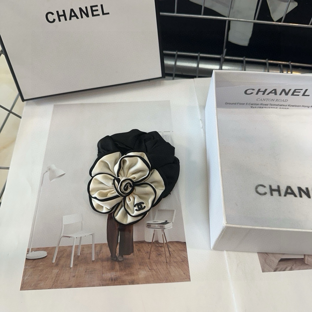 NO:769791,P Comes with packaging box Chanel's latest small fragrant camellia hair tie, simple and practical, fashionable and trendy!  A must-have for little fairies...hairpins, hair clips, chanel, chanel, hairpins19860909P 配包装盒 Chanel (香奈儿)最新小香山茶花发圈 简单实用,时尚潮流！小仙女必备…发夹,发夹,chanel,chanel,hairpins,accessory