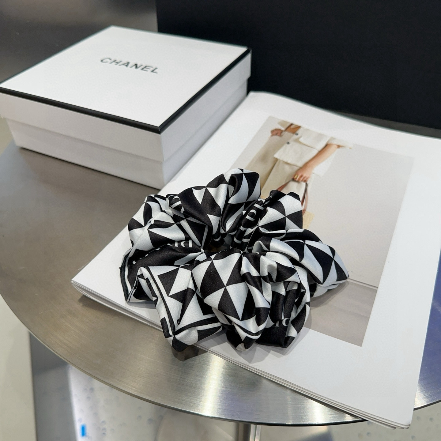 NO:769746,P Comes with a packaging box PRADA's new hair tie, simple and elegant, worth buying for elegant ladies!  Very easy to match with hairpins, hair clips, prada, prada, hairpins19860909P 配包装盒 PRADA（普拉达）新款发圈,简单大气,优雅的小姐姐值得入手！非常好搭配 发夹,发夹,prada,prada,hairpins,accessory
