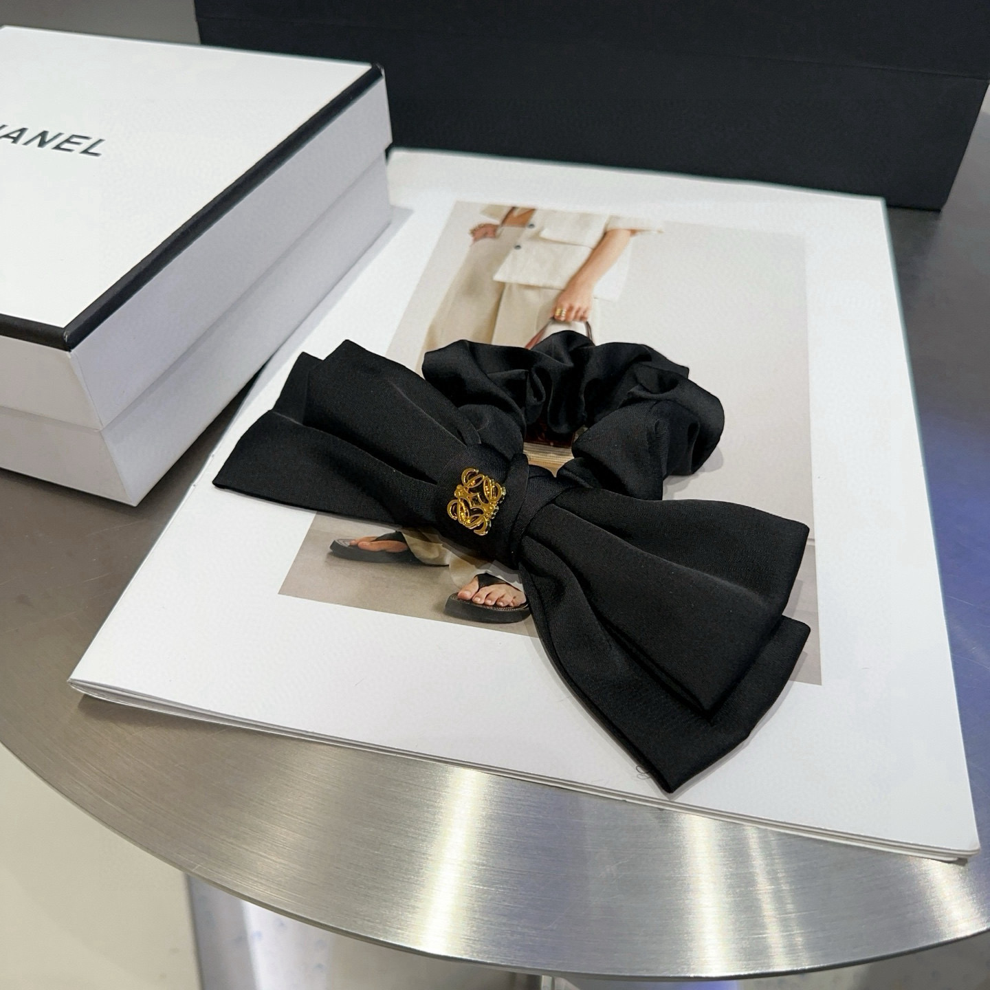 NO:769776,P with packaging box Loewe letter hair tie, fashionable, simple and elegant, a must-have item for everyone. Hairpins, hairpins, loewe, loewe, hairpins19860909P 配包装盒 Loewe(罗意威)字母发圈,时尚潮品,简单大方,人手必备单品发夹,发夹,loewe,loewe,hairpins,accessory