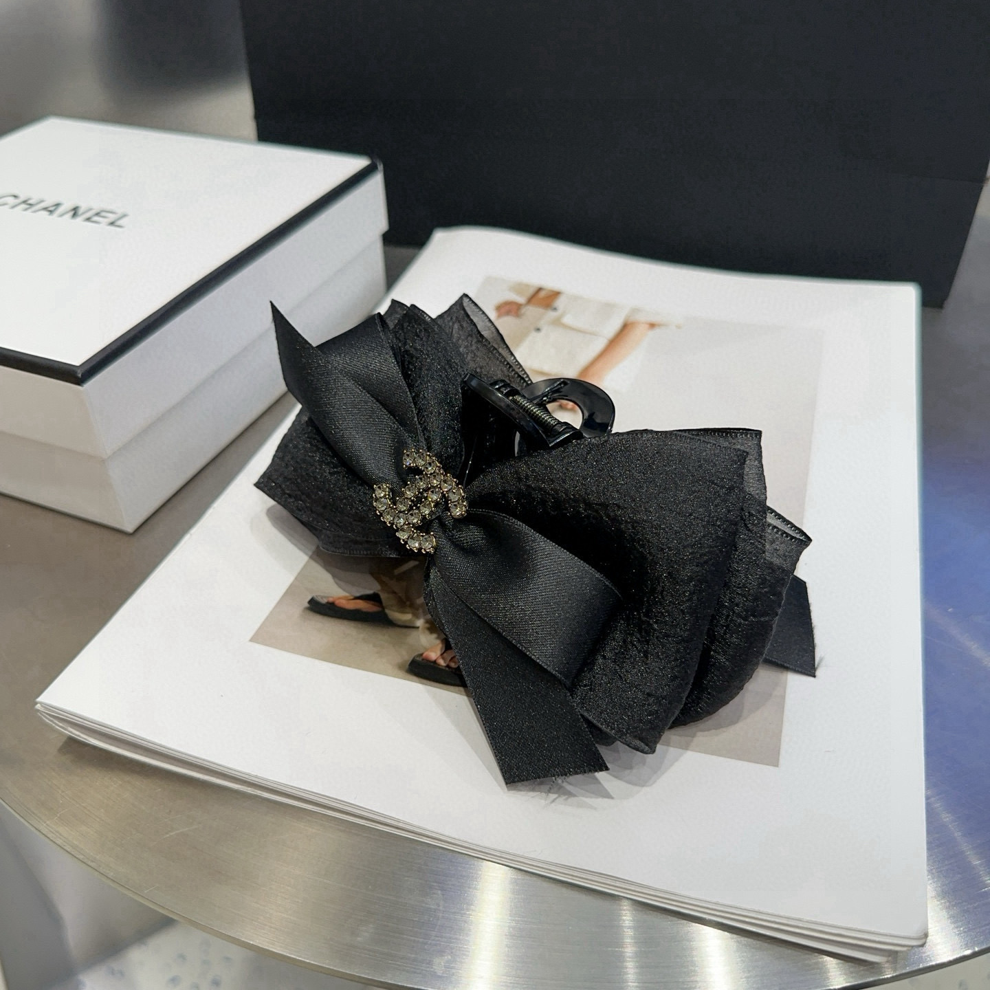 NO:769892,P Comes with a packaging box. Chanel's latest small fragrance gripper, simple and practical, fashionable and trendy!  Must-have hairpins for young ladies, hair clips, chanel, chanel, hairpins19860909P 配包装盒 Chanel (香奈儿)最新小香抓夹,简单实用,时尚潮流！小姐姐必备单品发夹,发夹,chanel,chanel,hairpins,accessory