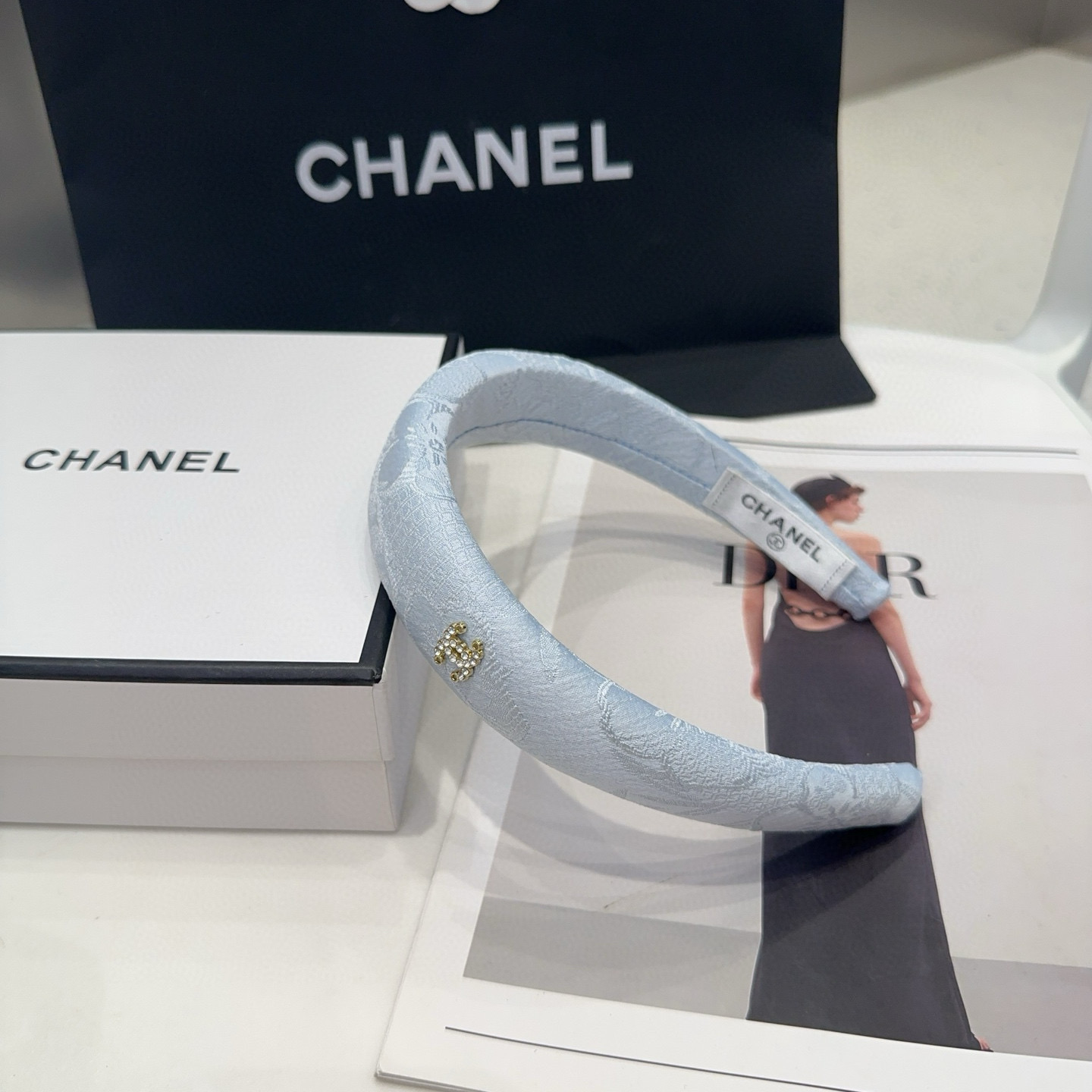 NO:769780,P Comes with a packaging box. Chanel’s latest small scented hairband, super pretty!  Full of celebrity style, a must-have for little fairies...hairpins, hairpins, chanel, chanel, hairpins19860909P 配包装盒 Chanel (香奈儿)最新款小香发箍,超级好看！名媛范儿十足,小仙女必备…发夹,发夹,chanel,chanel,hairpins,accessory