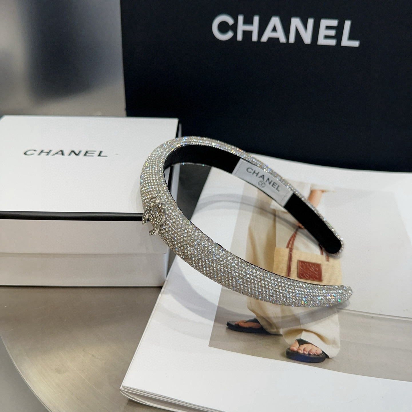 NO:769786,P Comes with a packaging box. Chanel's new scented headband, with shiny little diamonds, is so beautiful!  Goddess must wear hairpins, hairpins, chanel, chanel, hairpins19860909P 配包装盒 Chanel (香奈儿)新款小香发箍,闪亮的小钻石,实在太美了！女神必入哦发夹,发夹,chanel,chanel,hairpins,accessory