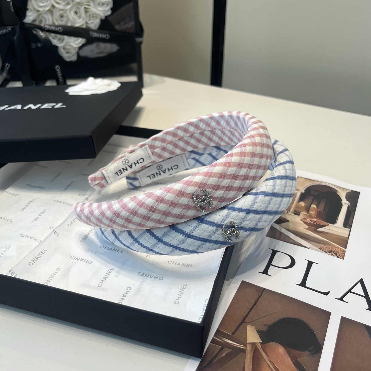 NO:769762,P Comes with a packaging box. Chanel's new little scented hair hoop, it's so beautiful!  Goddess must wear hairpins, hairpins, chanel, chanel, hairpins19860909P 配包装盒 Chanel (香奈儿)新款小香发箍,实在太美了！女神必入哦发夹,发夹,chanel,chanel,hairpins,accessory