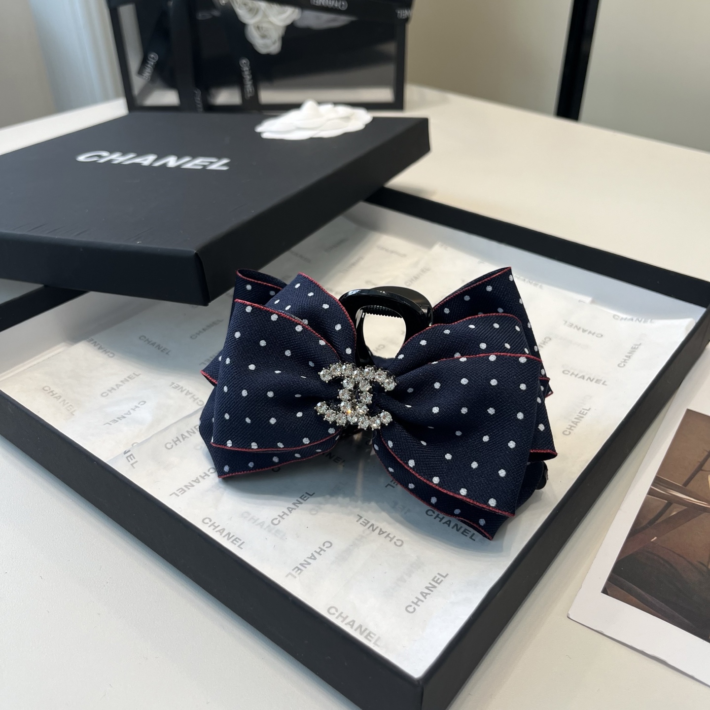NO:769859,P Comes with a packaging box. Chanel’s latest small fragrance grabber, super pretty!  Full of celebrity style, a must-have for little fairies...hairpins, hairpins, chanel, chanel, hairpins19860909P 配包装盒 Chanel (香奈儿)最新款小香爆款抓夹,超级好看！名媛范儿十足,小仙女必备…发夹,发夹,chanel,chanel,hairpins,accessory