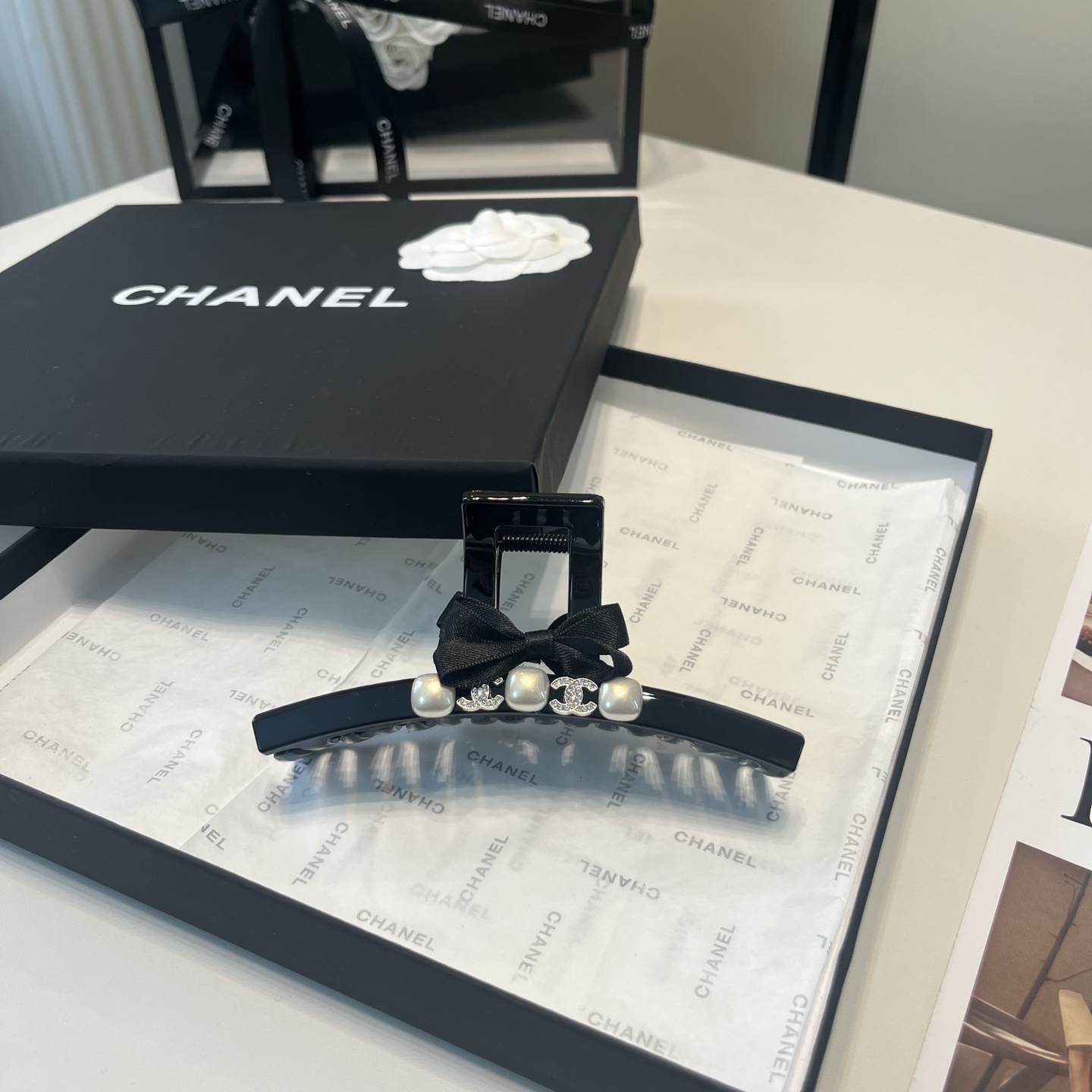 NO:770503,P Comes with a packaging box. Chanel’s latest small fragrance gripper, super pretty!  Full of celebrity style, a must-have for little fairies...hairpins, hairpins, chanel, chanel, hairpins19860909P 配包装盒 Chanel (香奈儿)最新款小香抓夹,超级好看！名媛范儿十足,小仙女必备…发夹,发夹,chanel,chanel,hairpins,accessory