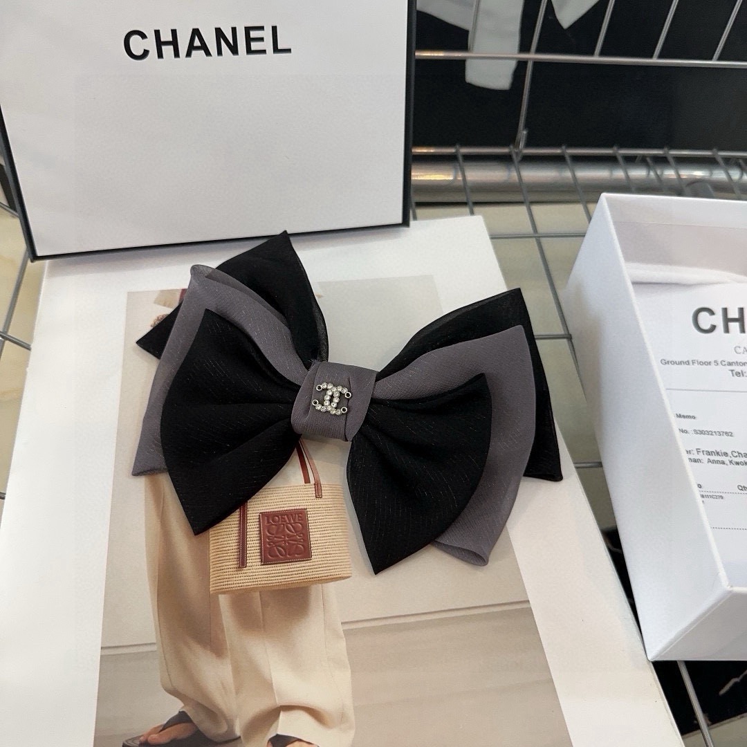 NO:770517,P Comes with a packaging box. Chanel's latest popular small fragrance top clip. The elegant little fairy looks over. It is worth buying a hairpin, hairpin, chanel, chanel, hairpins.19860909P 配包装盒 Chanel（香奈儿）最新爆款小香顶夹,优雅的小仙女看过来,值得入手一款发夹,发夹,chanel,chanel,hairpins,accessory