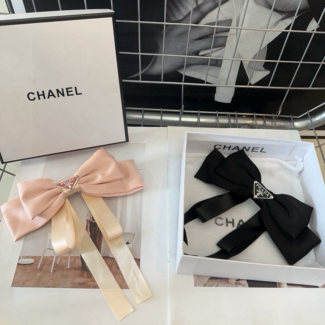 NO:770533,P Comes with a packaging box PRADA spring top clip, a popular internet celebrity, worth buying for this elegant lady!  Very easy to match with hairpins, hair clips, prada, prada, hairpins19860909P 配包装盒 PRADA（普拉达）弹簧顶夹,网红爆款,优雅的小姐姐值得入手！非常好搭配 发夹,发夹,prada,prada,hairpins,accessory