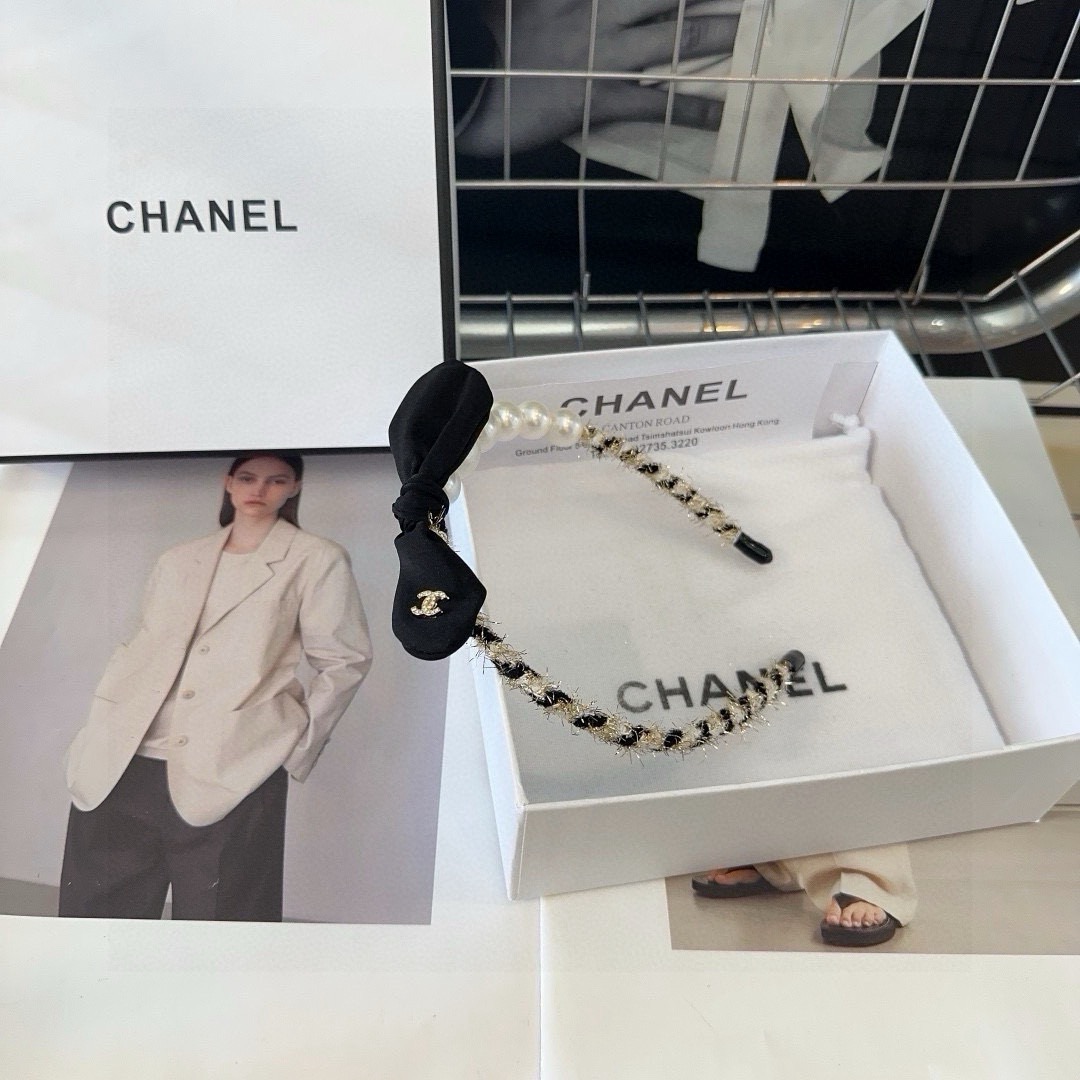 NO:770396,P Comes with a packaging box. Chanel's latest small scented headband, simple and practical, fashionable and trendy!  Super pretty!  A must-have for little fairies...hairpins, hair clips, chanel, chanel, hairpins19860909P 配包装盒 Chanel (香奈儿)最新小香发箍,简单实用,时尚潮流！超级好看！小仙女必备…发夹,发夹,chanel,chanel,hairpins,accessory