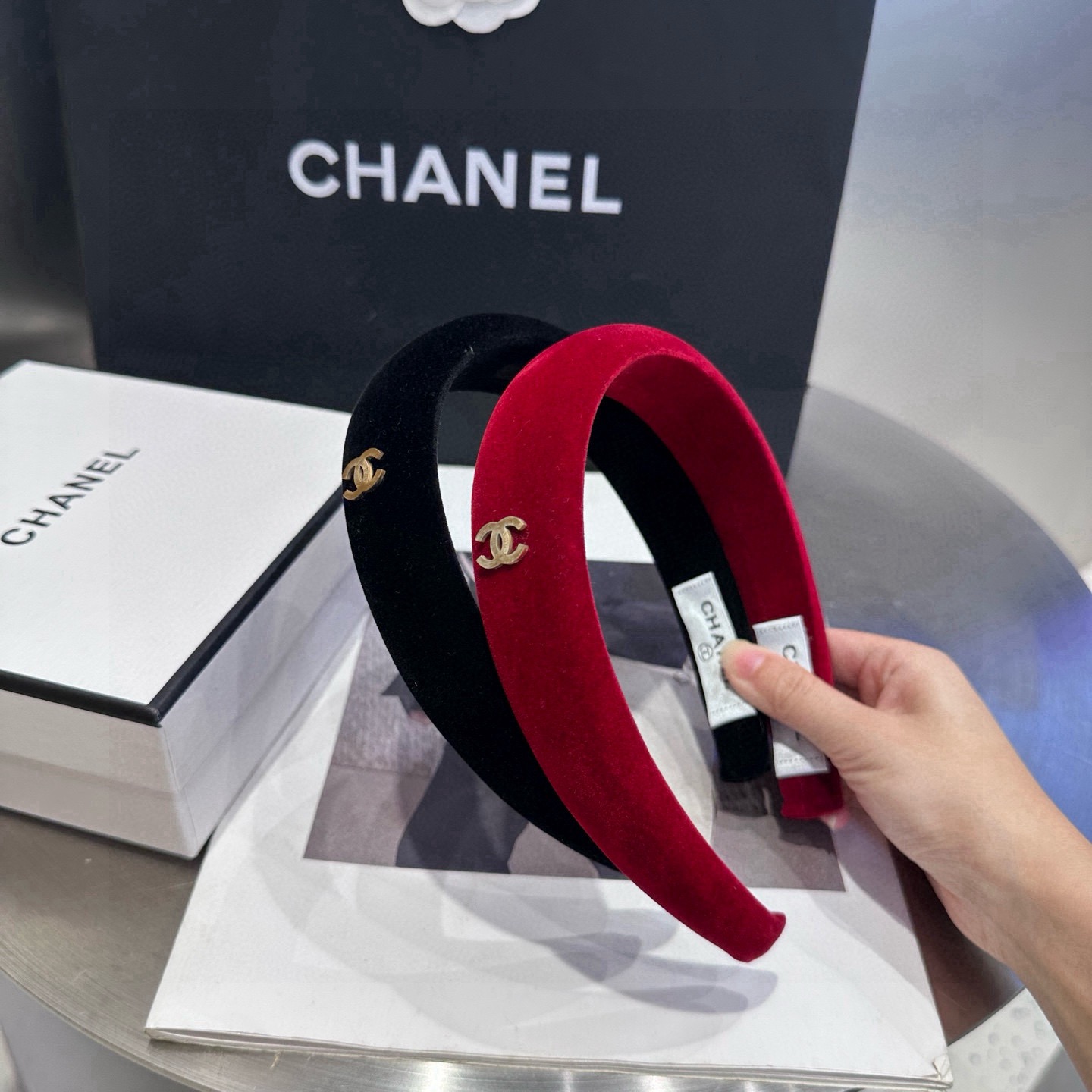 NO:770409,P Comes with a packaging box. Chanel's new small fragrant headband, simple and elegant, so beautiful!  Goddess must wear hairpins, hairpins, chanel, chanel, hairpins19860909P 配包装盒 Chanel (香奈儿)新款小香发箍,简约大方,实在太美了！女神必入哦发夹,发夹,chanel,chanel,hairpins,accessory