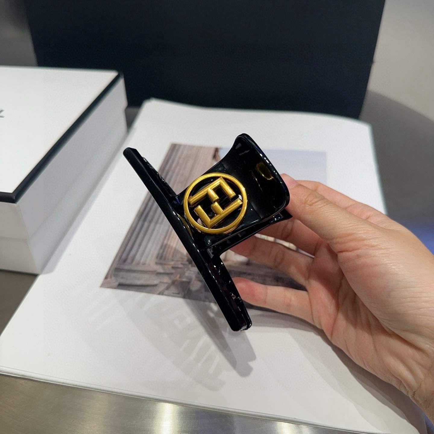 NO:770580,P Comes with a packaging box FENDI's new F gripper, elegant and elegant, simple and versatile!  The young lady closed her eyes and entered... hairpins, hairpins, fendi, fendi, hairpins19860909P 配包装盒 FENDI（芬迪）新款F抓夹,名媛风范气质美,简约百搭！小姐姐闭眼入…发夹,发夹,fendi,fendi,hairpins,accessory