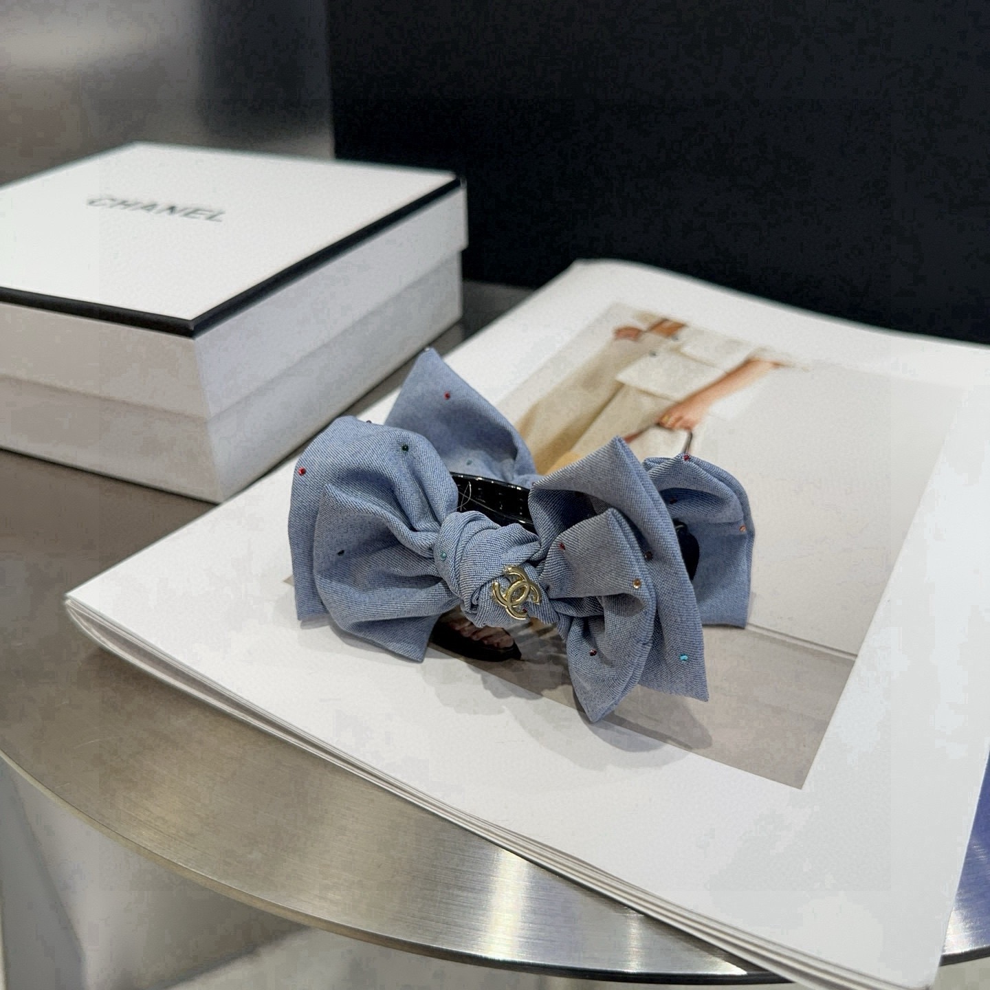 NO:770596,P Comes with a packaging box. Chanel's latest small fragrant ponytail clip, full of ladylike style!  A must-have for little fairies...hairpins, hair clips, chanel, chanel, hairpins19860909P 配包装盒 Chanel (香奈儿)最新款小香马尾夹,名媛范儿十足！小仙女必备…发夹,发夹,chanel,chanel,hairpins,accessory
