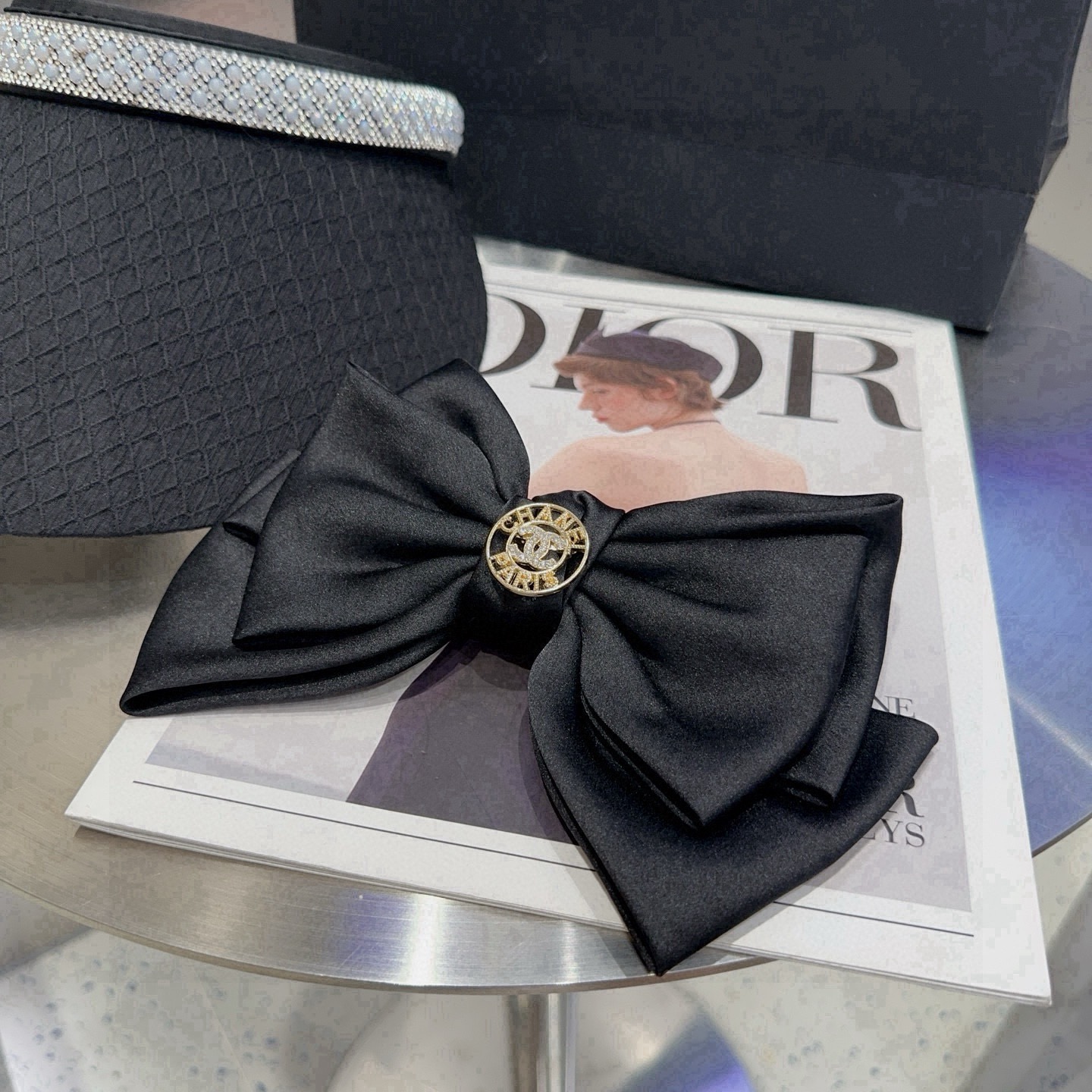 NO:770434,P Comes with a packaging box. Chanel's latest small and popular spring hairpin, super pretty!  Full of celebrity style, a must-have for little fairies...hairpins, hairpins, chanel, chanel, hairpins19860909P 配包装盒 Chanel (香奈儿)最新款小香爆款弹簧发夹,超级好看！名媛范儿十足,小仙女必备…发夹,发夹,chanel,chanel,hairpins,accessory