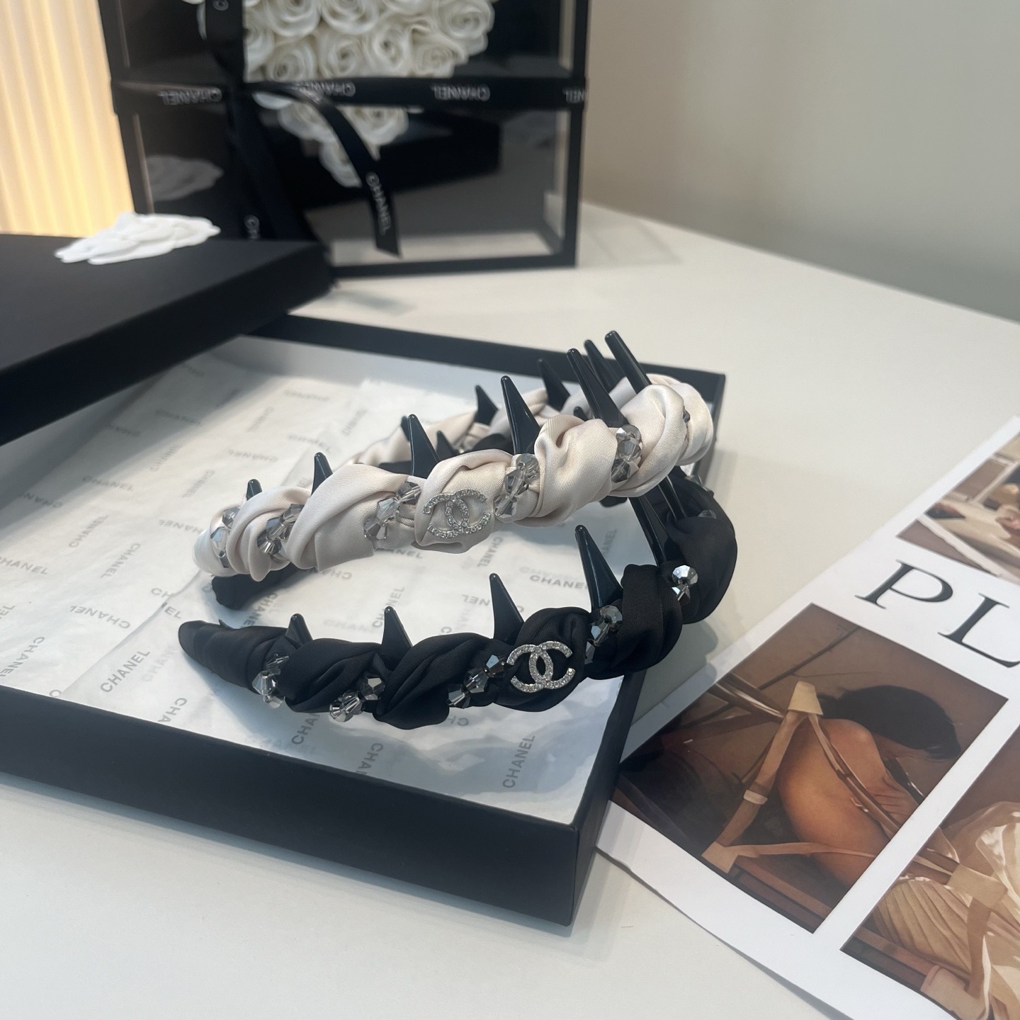 NO:770449,P Comes with a packaging box. Chanel’s latest mini-fragrant headband, super pretty!  Full of celebrity style, a must-have for little fairies...hairpins, hairpins, chanel, chanel, hairpins19860909P 配包装盒 Chanel (香奈儿)最新款小香爆款发箍,超级好看！名媛范儿十足,小仙女必备…发夹,发夹,chanel,chanel,hairpins,accessory