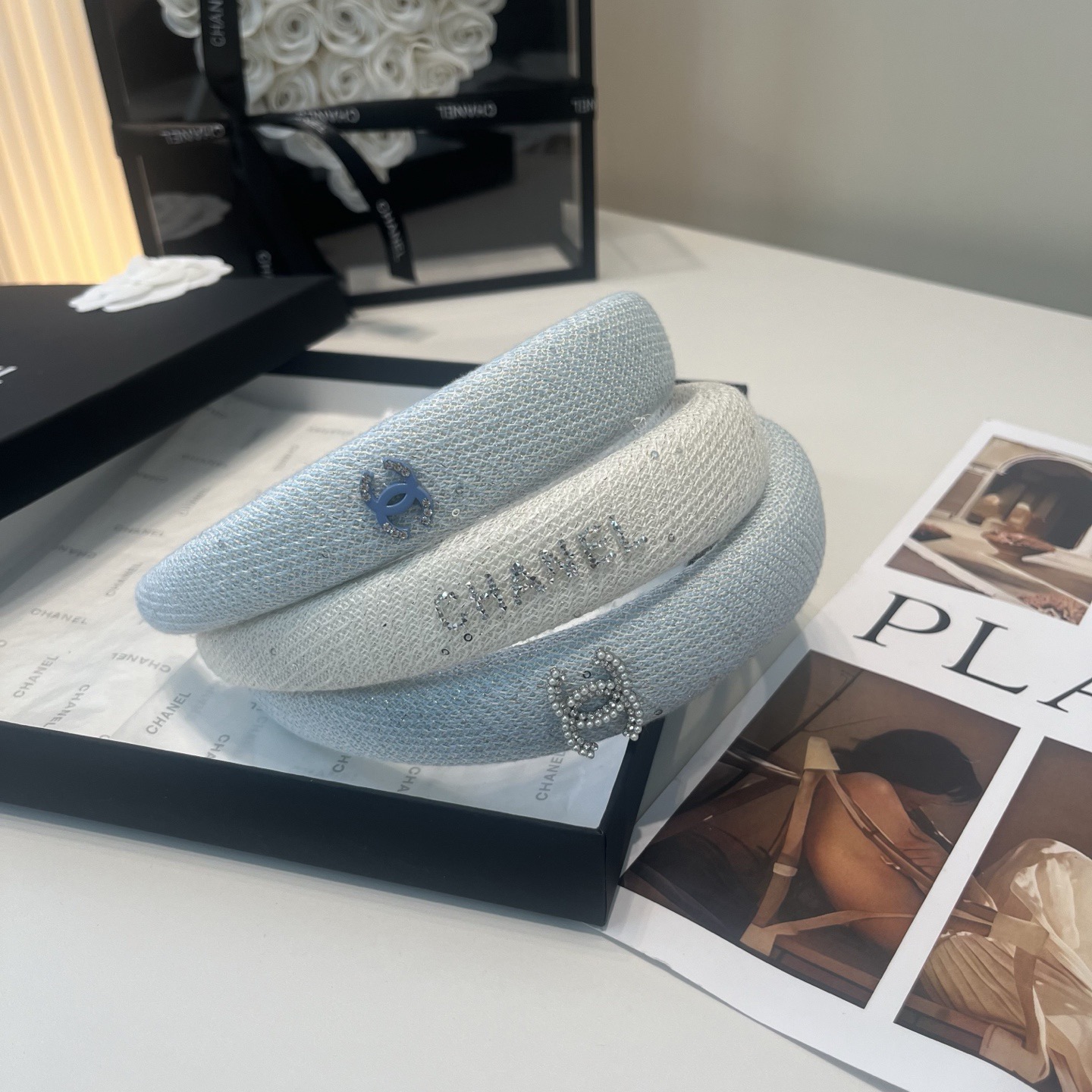 NO:770455,P Comes with a packaging box. Chanel's latest small and popular headband, fresh and refreshing in summer, super beautiful!  Full of celebrity style, a must-have for little fairies...hairpins, hairpins, chanel, chanel, hairpins19860909P 配包装盒 Chanel (香奈儿)最新款小香爆款发箍,夏日小清新,超级好看！名媛范儿十足,小仙女必备…发夹,发夹,chanel,chanel,hairpins,accessory