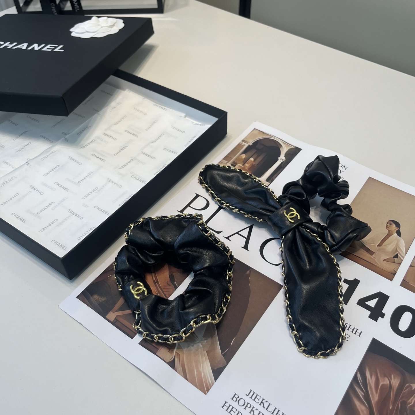 NO:770462,P Comes with a packaging box. Chanel’s latest small scented hair tie, super pretty!  Full of celebrity style, a must-have for little fairies...hairpins, hairpins, chanel, chanel, hairpins19860909P 配包装盒 Chanel (香奈儿)最新款小香发圈,超级好看！名媛范儿十足,小仙女必备…发夹,发夹,chanel,chanel,hairpins,accessory