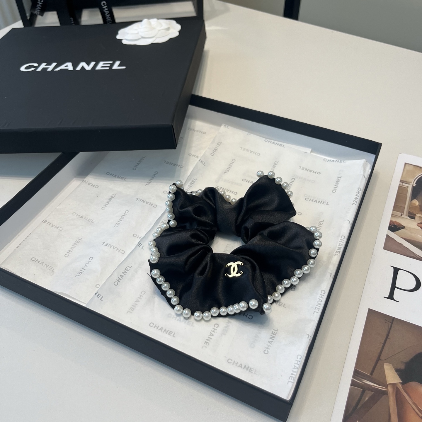 NO:770405,P Comes with a packaging box. Chanel’s latest small fragrant pearl hair tie, super pretty!  Full of celebrity style, a must-have for little fairies...hairpins, hairpins, chanel, chanel, hairpins19860909P 配包装盒 Chanel (香奈儿)最新款小香珍珠发圈,超级好看！名媛范儿十足,小仙女必备…发夹,发夹,chanel,chanel,hairpins,accessory