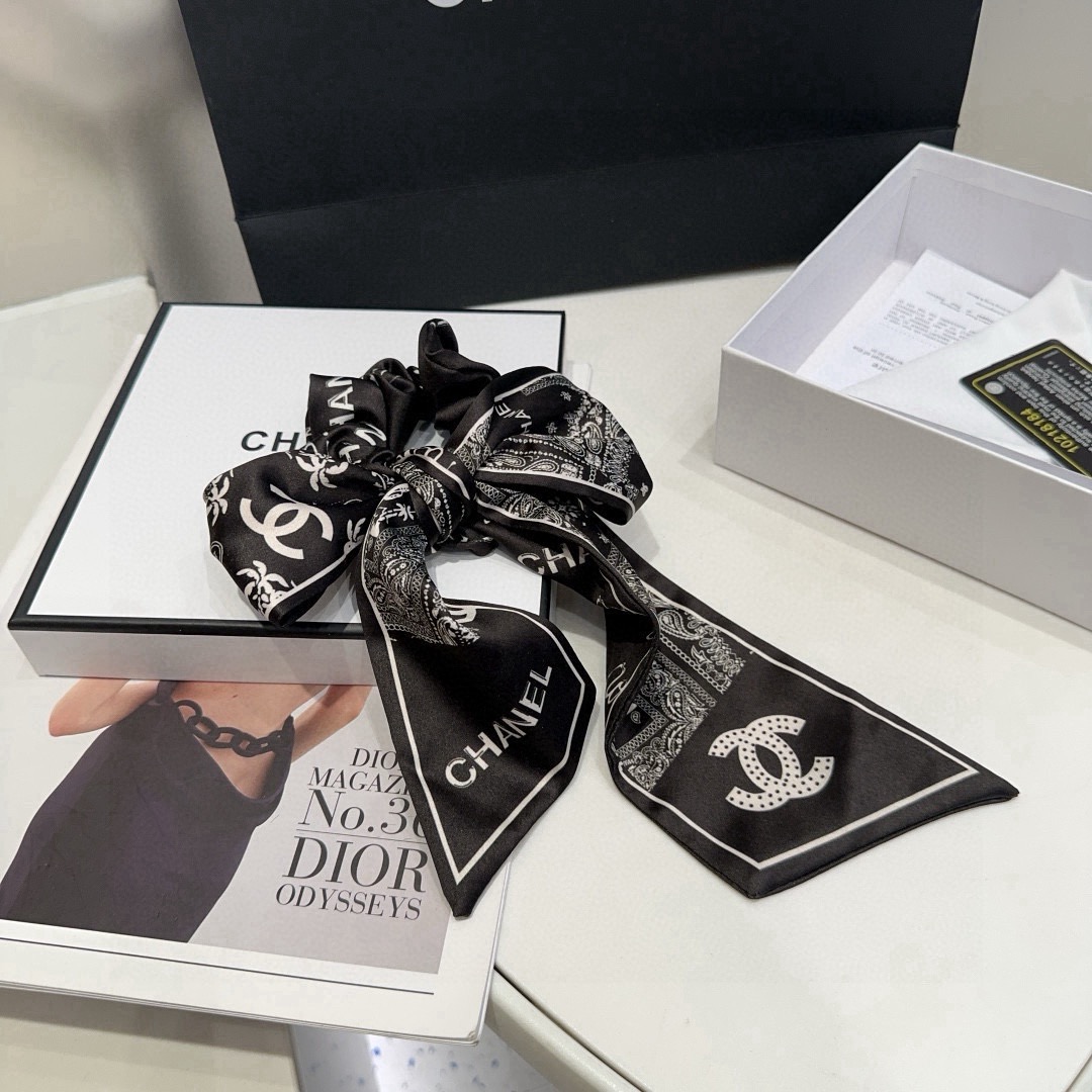 NO:770412,P Comes with a packaging box. Chanel's latest small scented ribbon hair tie, super pretty!  Full of celebrity style, a must-have for little fairies...hairpins, hairpins, chanel, chanel, hairpins19860909P 配包装盒 Chanel (香奈儿)最新款小香飘带发圈,超级好看！名媛范儿十足,小仙女必备…发夹,发夹,chanel,chanel,hairpins,accessory