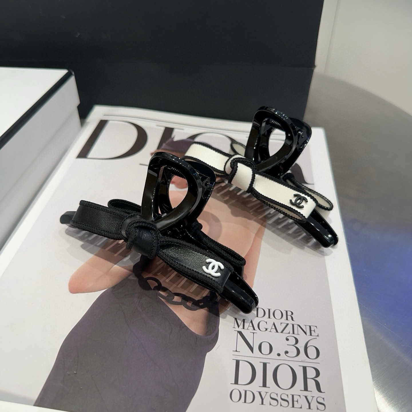 NO:770543,P Comes with packaging box Chanel's latest small fragrance gripper.  Super pretty!  Full of celebrity style, a must-have for little fairies...hairpins, hairpins, chanel, chanel, hairpins19860909P 配包装盒 Chanel (香奈儿)最新款小香抓夹．超级好看！名媛范儿十足,小仙女必备…发夹,发夹,chanel,chanel,hairpins,accessory