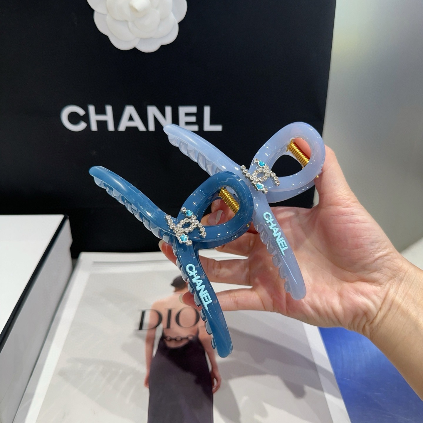 NO:770566,P Comes with a packaging box. Chanel's new small fragrance gripper, it's so beautiful!  Goddess must wear hairpins, hairpins, chanel, chanel, hairpins19860909P 配包装盒 Chanel (香奈儿)新款小香抓夹,实在太美了！女神必入哦发夹,发夹,chanel,chanel,hairpins,accessory