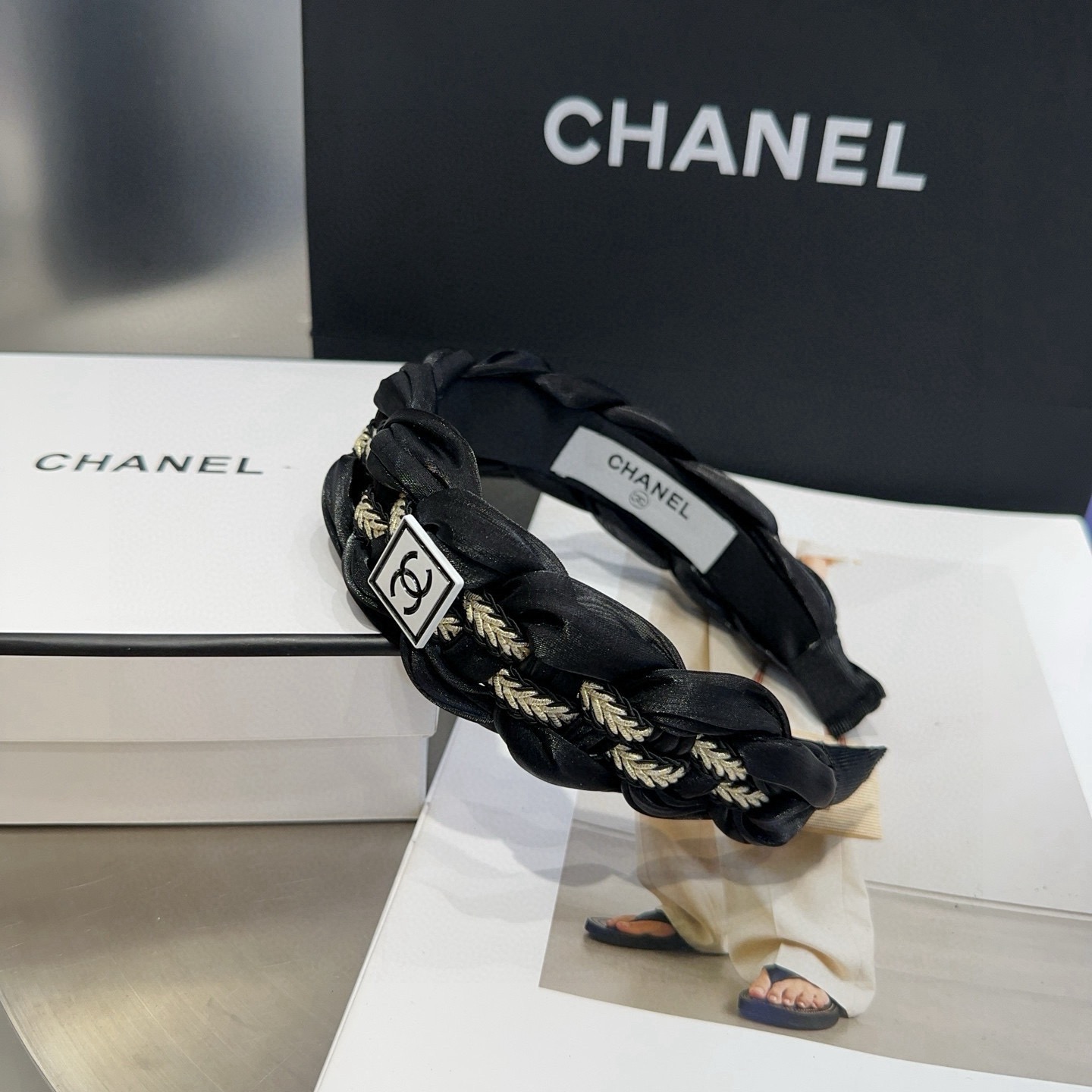 NO:770446,P Comes with a packaging box. Chanel’s latest small and popular wide-brimmed headband, super pretty!  Full of celebrity style, a must-have for little fairies...hairpins, hairpins, chanel, chanel, hairpins19860909P 配包装盒 Chanel (香奈儿)最新款小香爆款宽边发箍,超级好看！名媛范儿十足,小仙女必备…发夹,发夹,chanel,chanel,hairpins,accessory